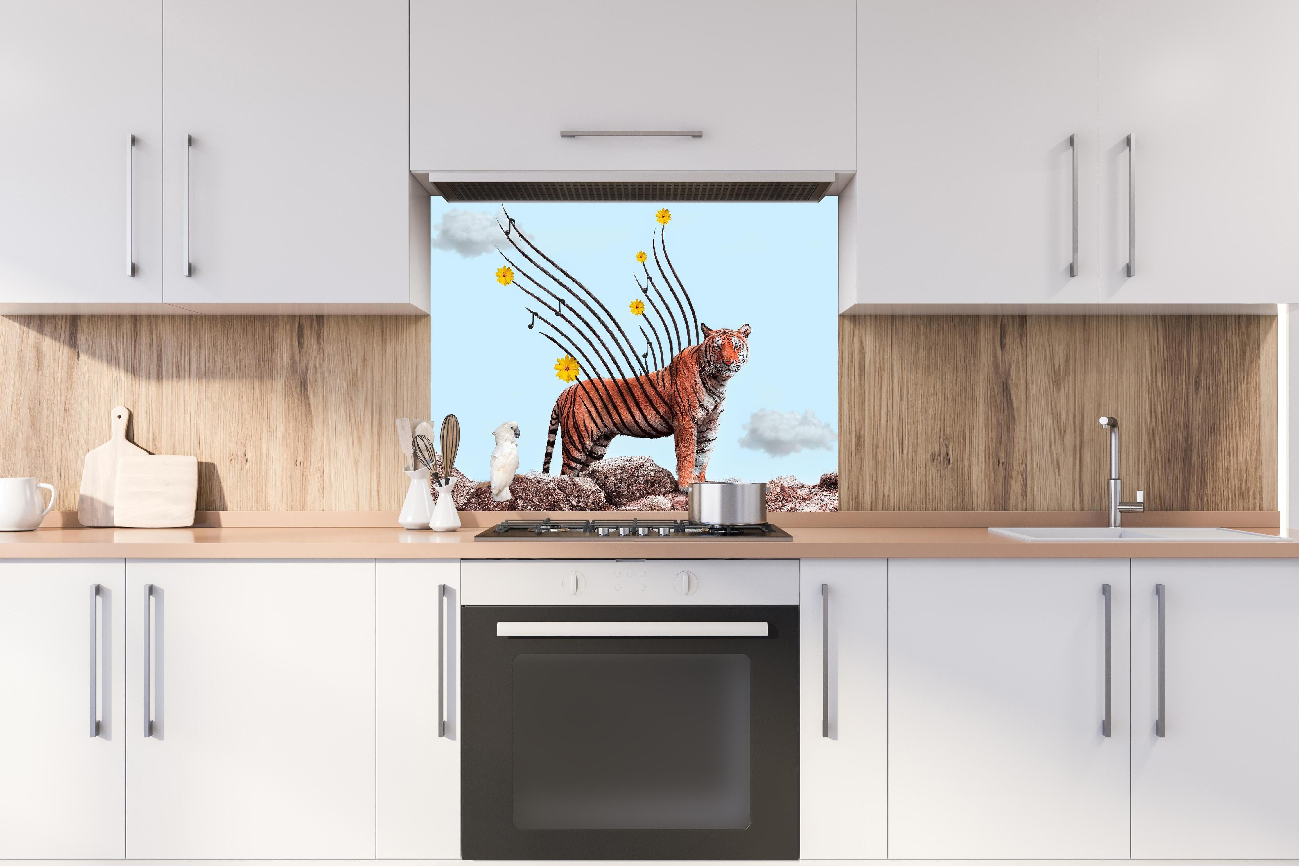 Spritzschutz - Exotischer Tiger - Grafik hinter einem Cerankochfeld zwischen Holz-Kochutensilien