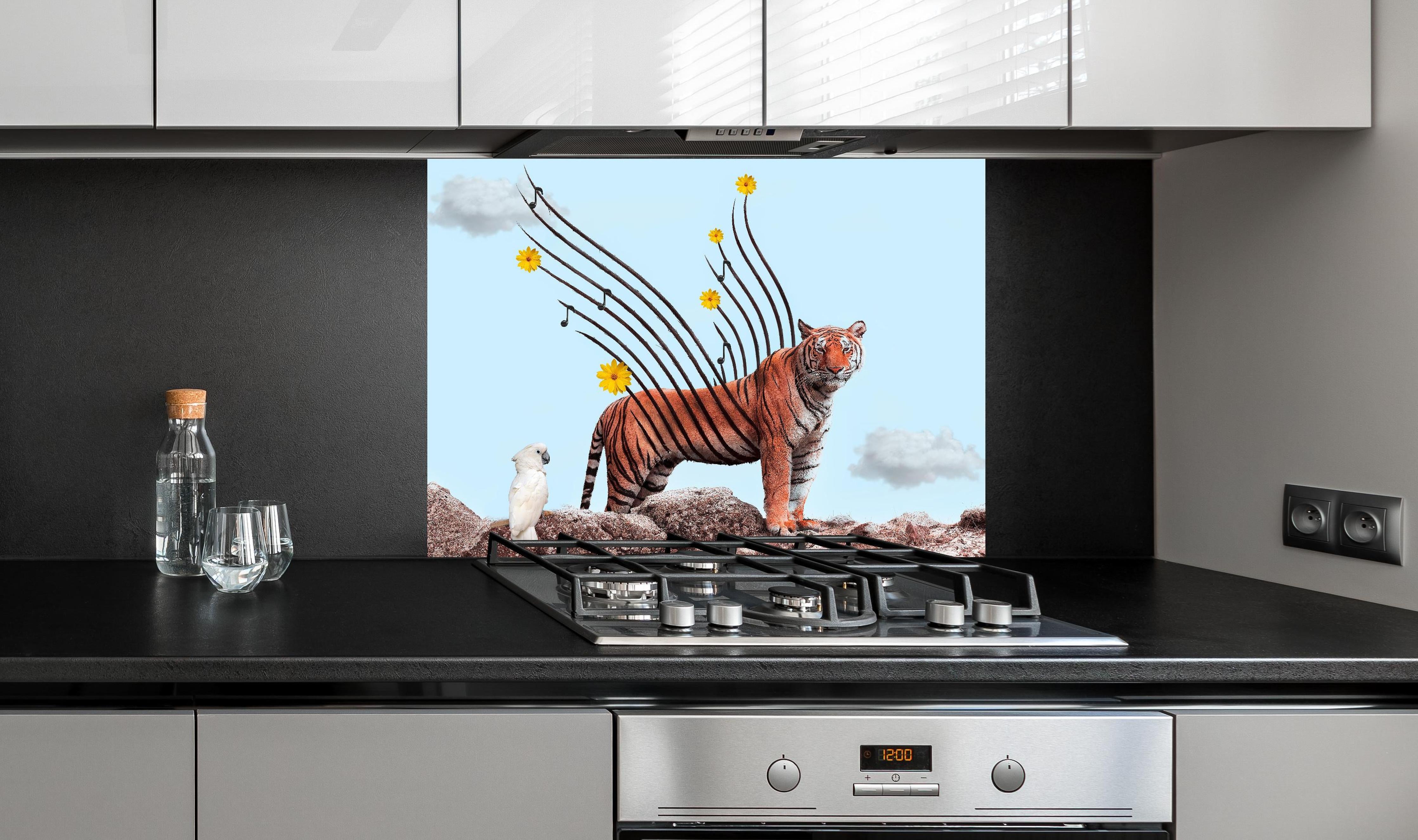 Spritzschutz - Exotischer Tiger - Grafik hinter einem Cerankochfeld zwischen Holz-Kochutensilien