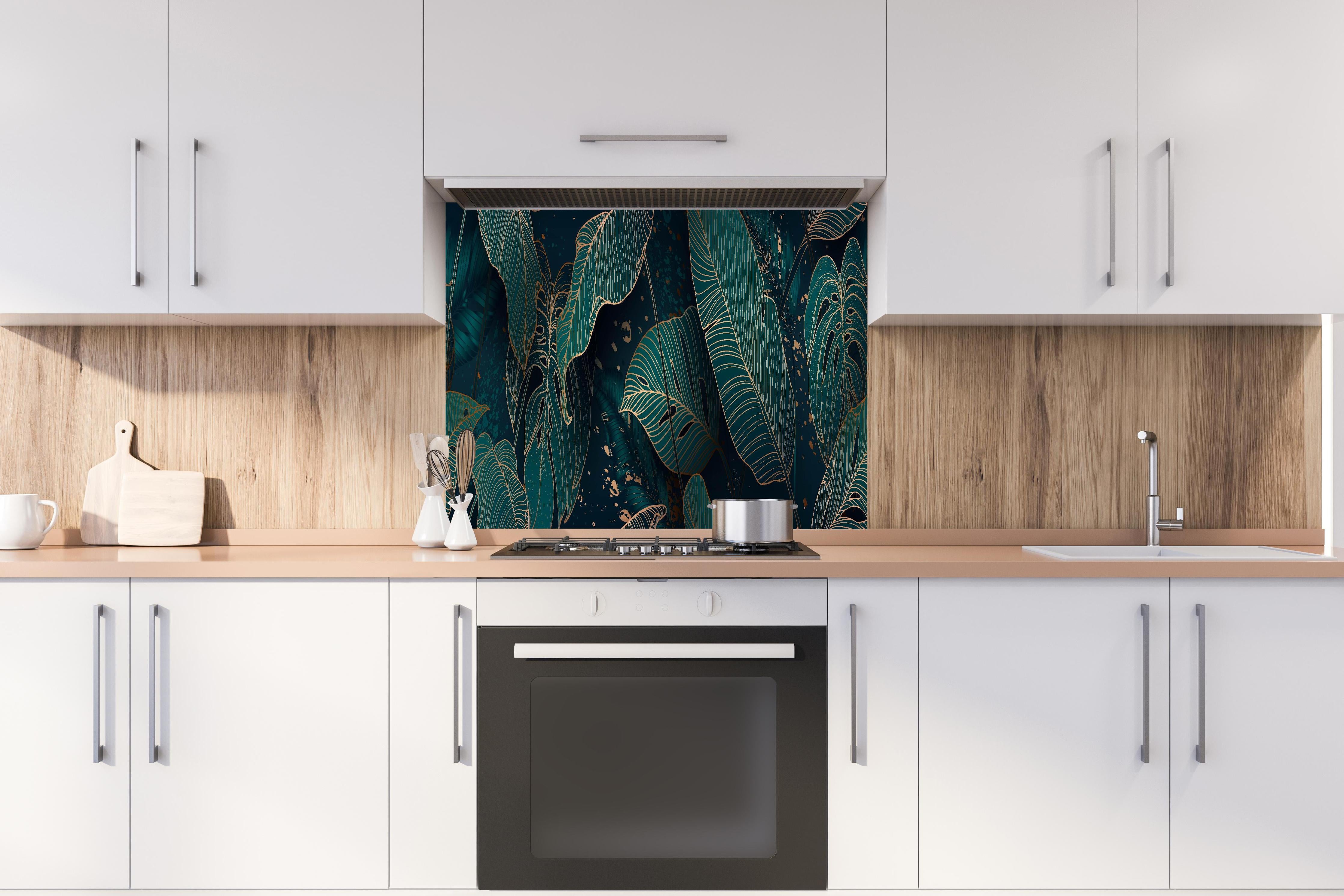 Spritzschutz - Exotisches Blattwerk Design in Dunkelgrün hinter einem Cerankochfeld zwischen Holz-Kochutensilien