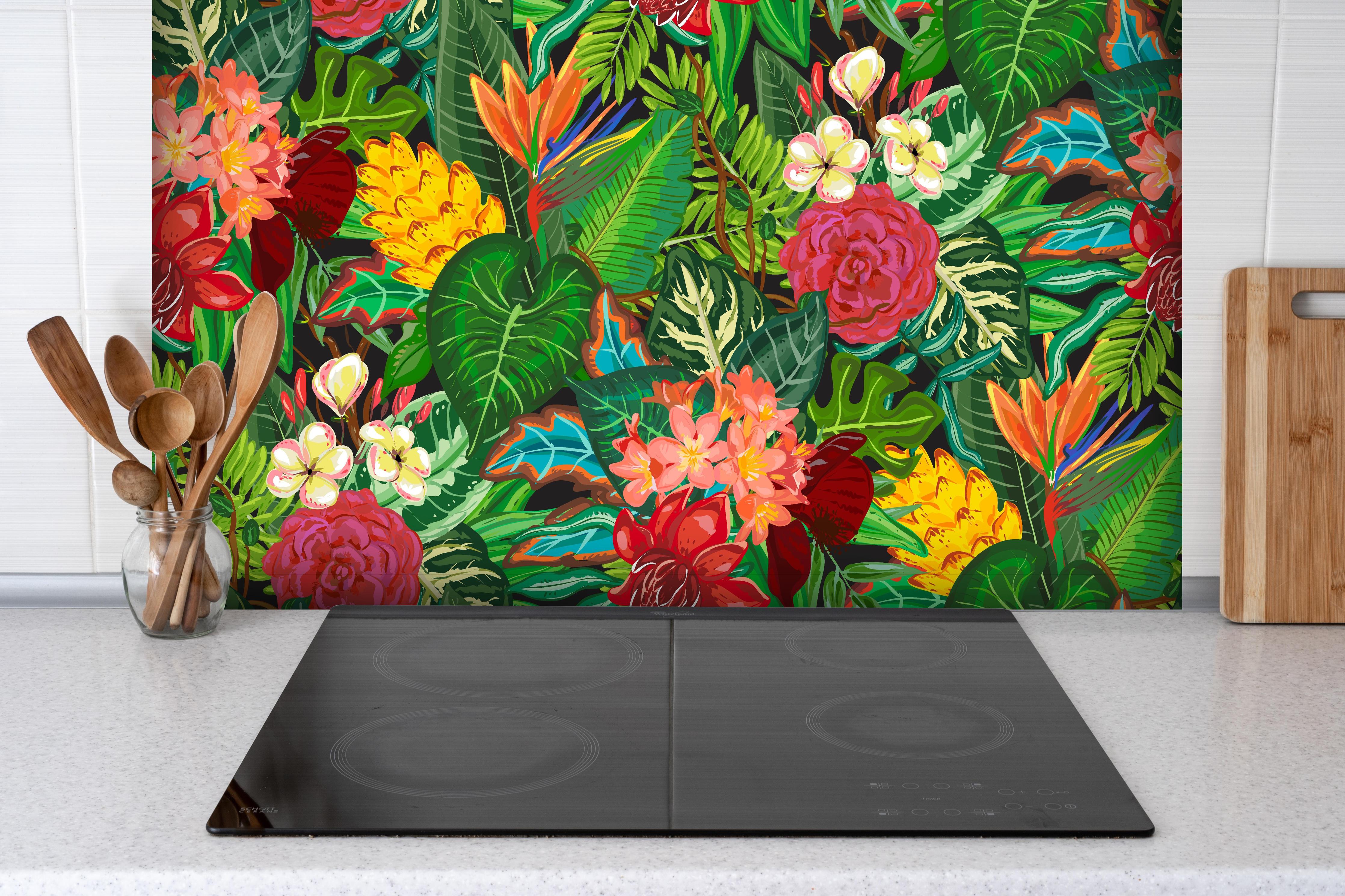 Spritzschutz - Exotisches Blumen-Dschungel-Design Tapete hinter einem Cerankochfeld zwischen Holz-Kochutensilien