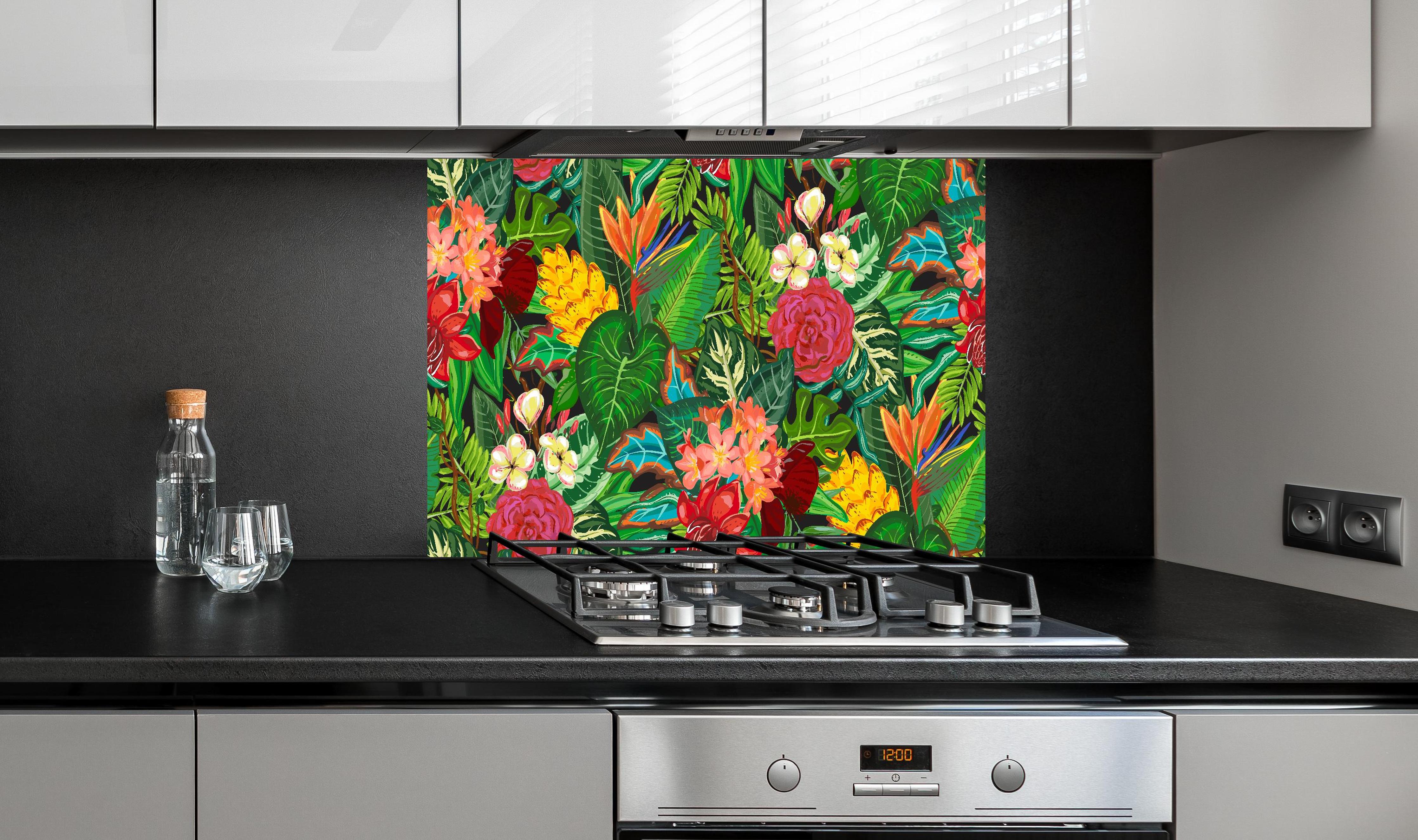 Spritzschutz - Exotisches Blumen-Dschungel-Design Tapete hinter einem Cerankochfeld zwischen Holz-Kochutensilien