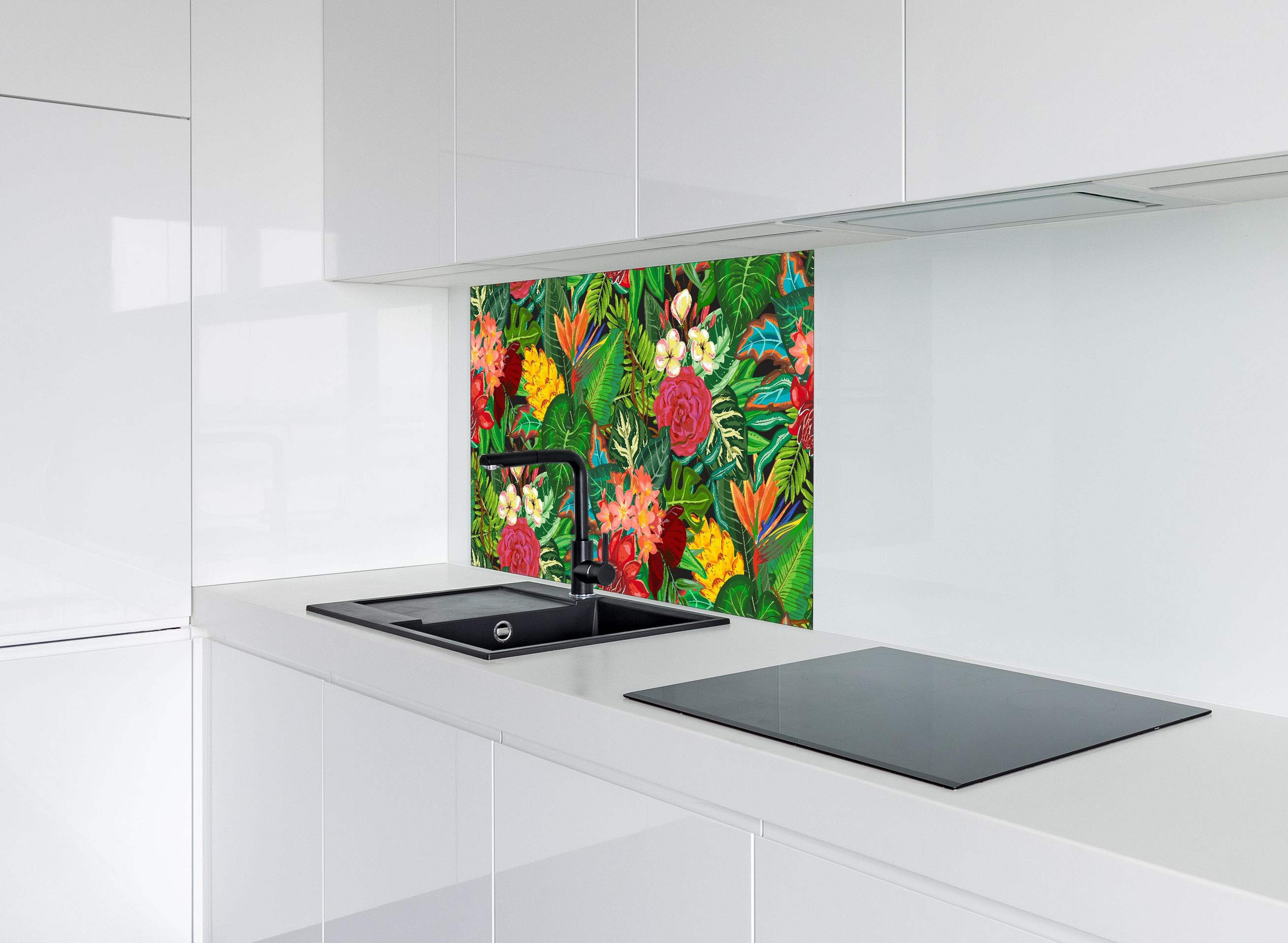 Spritzschutz - Exotisches Blumen-Dschungel-Design Tapete hinter einem Cerankochfeld zwischen Holz-Kochutensilien