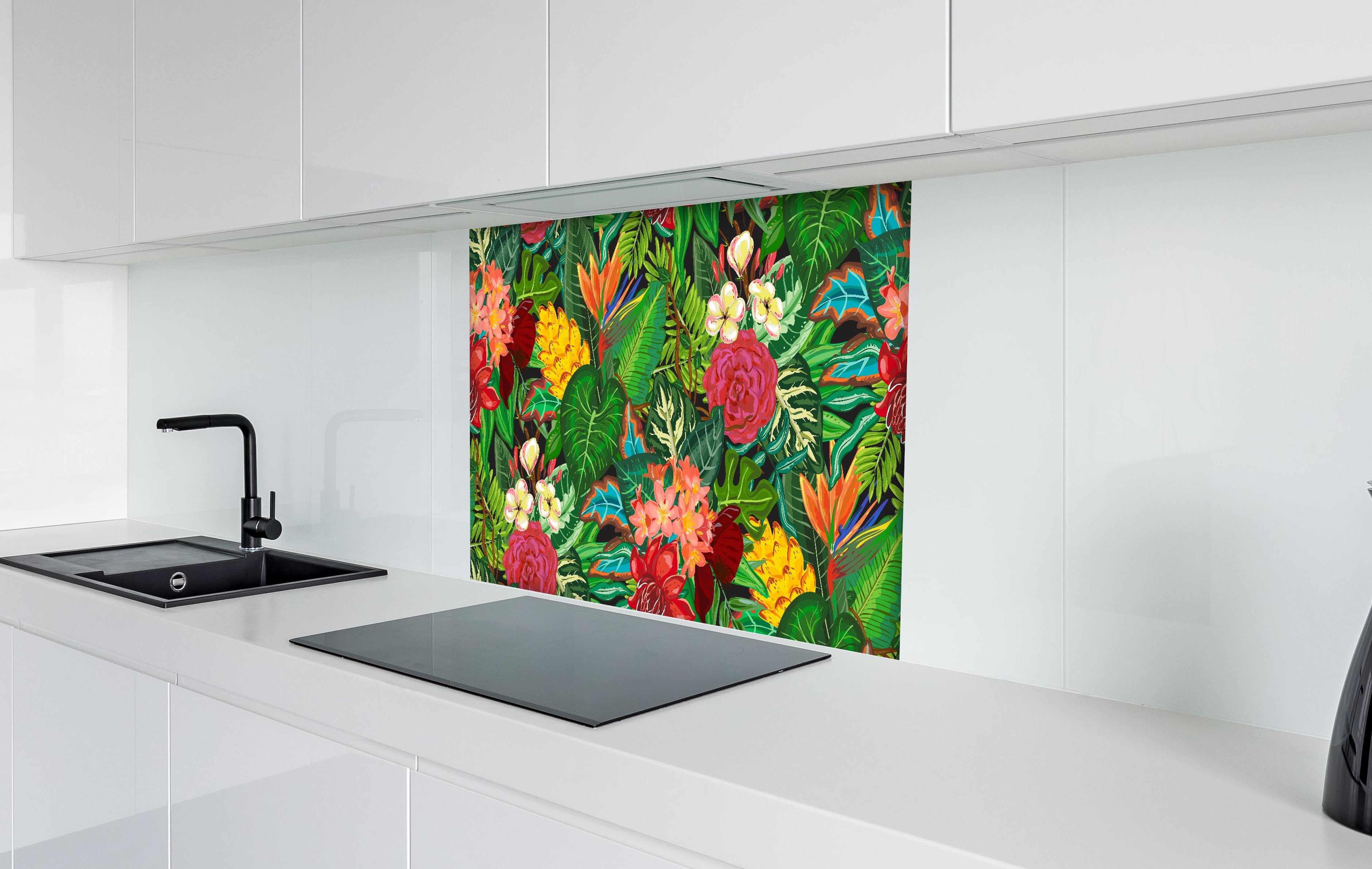 Spritzschutz - Exotisches Blumen-Dschungel-Design Tapete hinter einem Cerankochfeld zwischen Holz-Kochutensilien