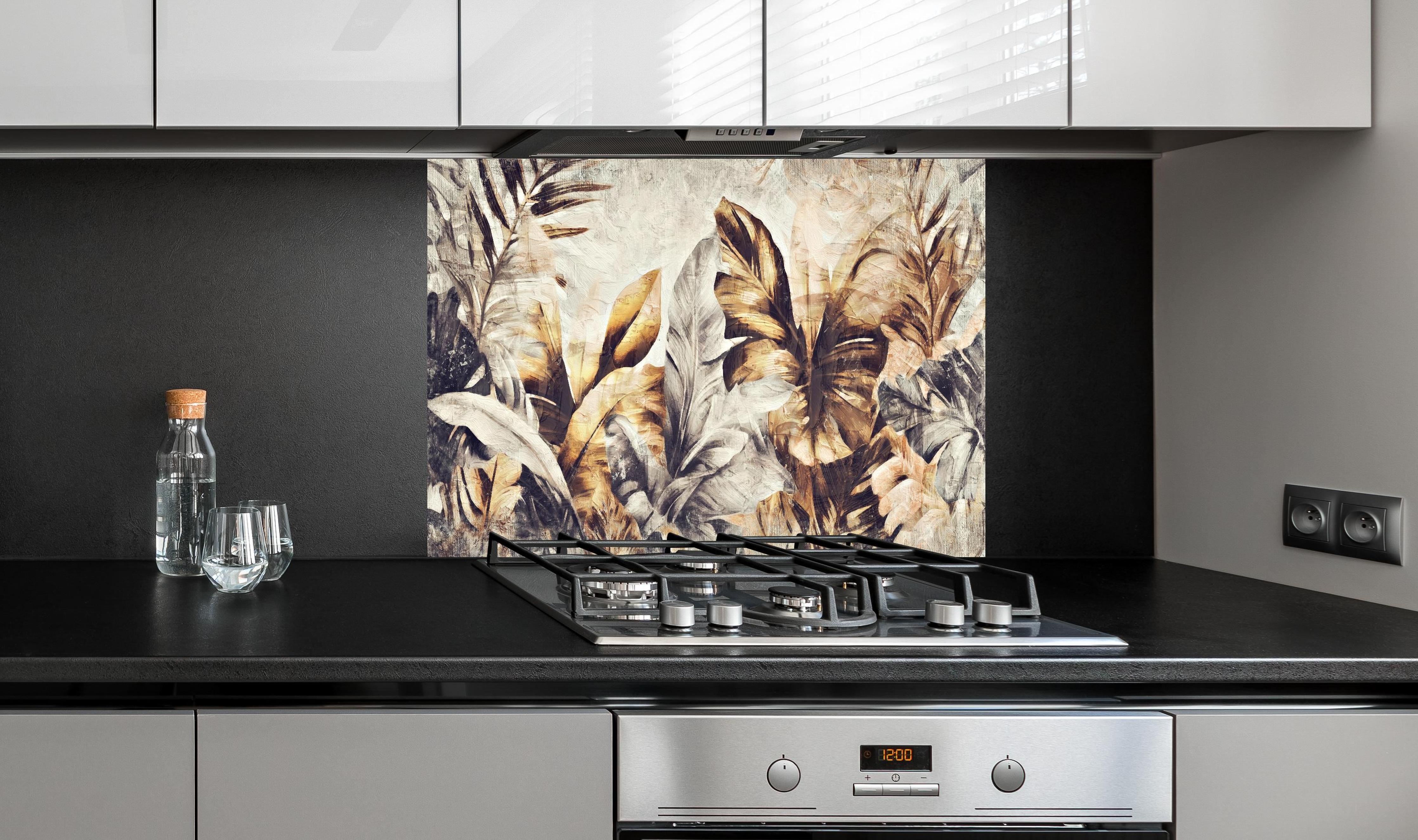 Spritzschutz - Exotisches Dschungel Kunst Panorama in Pastelltönen hinter einem Cerankochfeld zwischen Holz-Kochutensilien