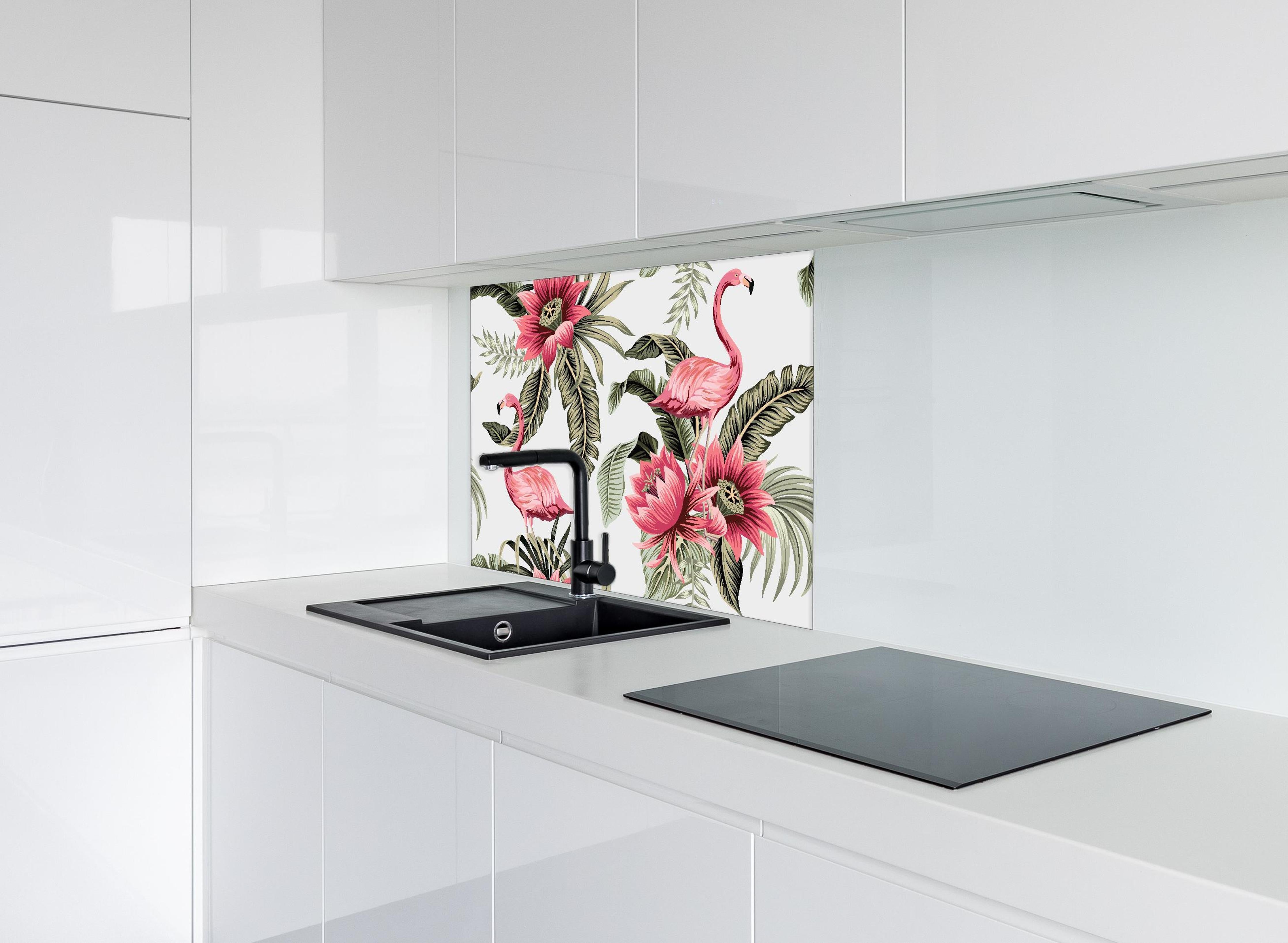 Spritzschutz - Exotisches Flamingo Blumen Design hinter einem Cerankochfeld zwischen Holz-Kochutensilien