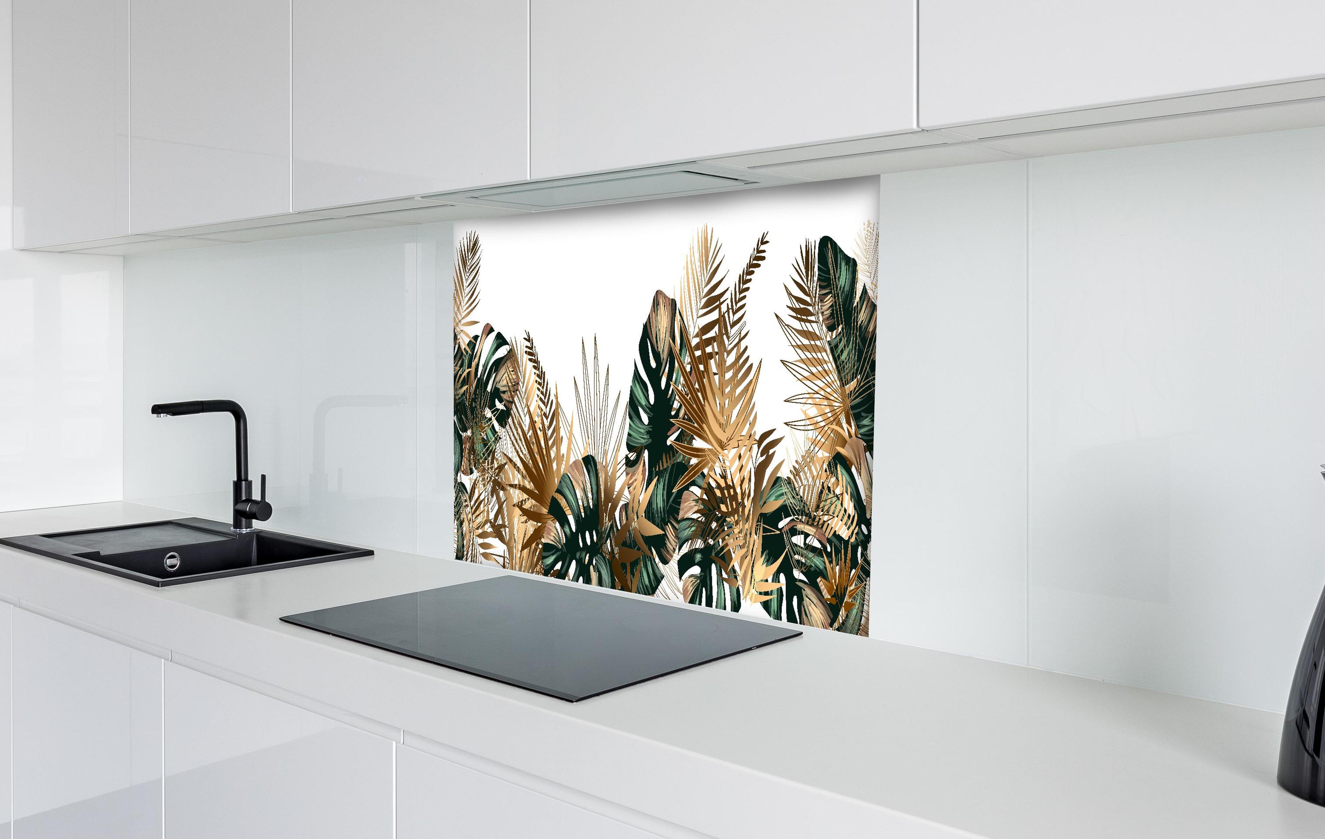 Spritzschutz - Exotisches Gold-Grün Palmenblatt Muster hinter einem Cerankochfeld zwischen Holz-Kochutensilien