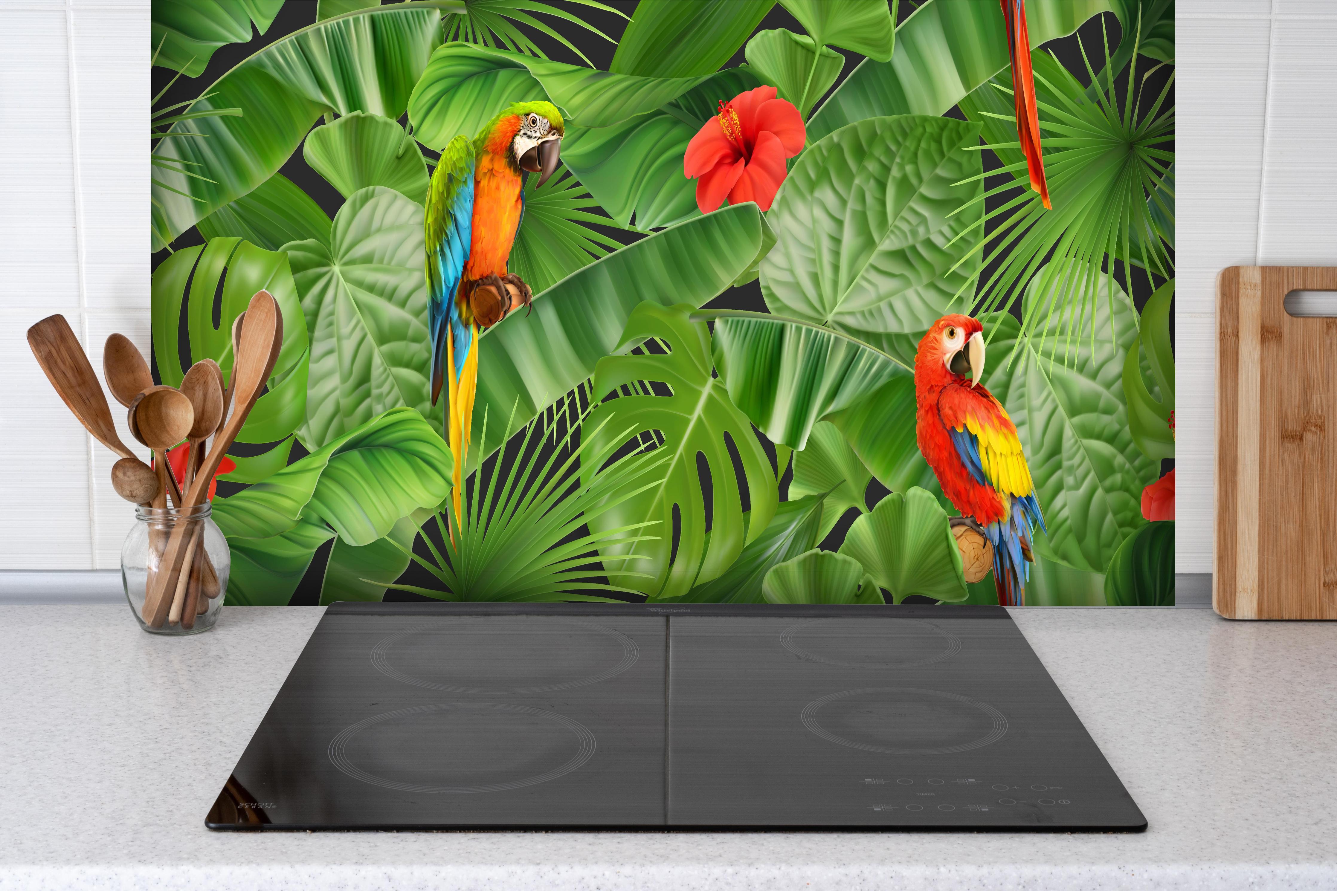 Spritzschutz - Exotisches Papageien-Dschungel-Motiv Tapete hinter einem Cerankochfeld zwischen Holz-Kochutensilien