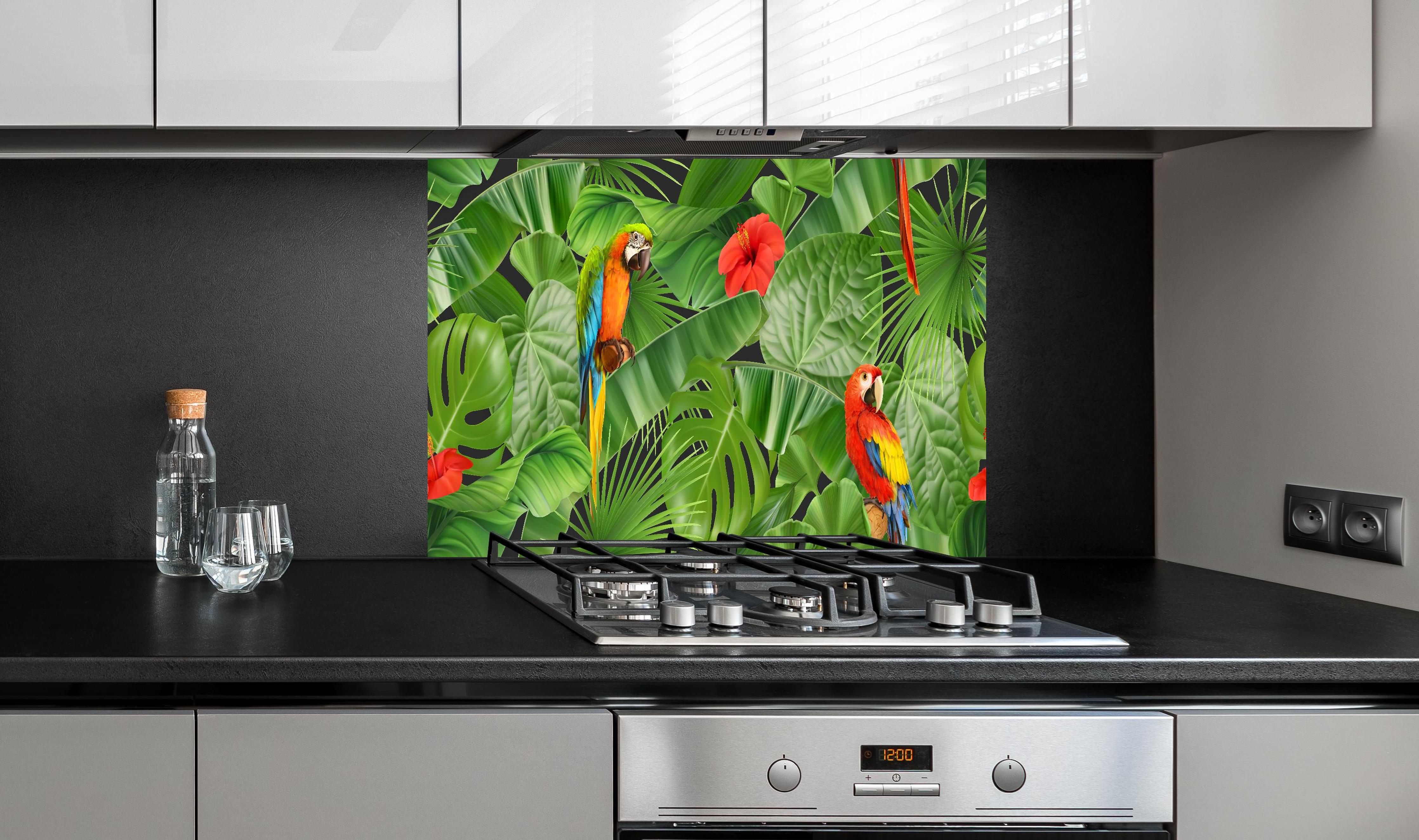 Spritzschutz - Exotisches Papageien-Dschungel-Motiv Tapete hinter einem Cerankochfeld zwischen Holz-Kochutensilien