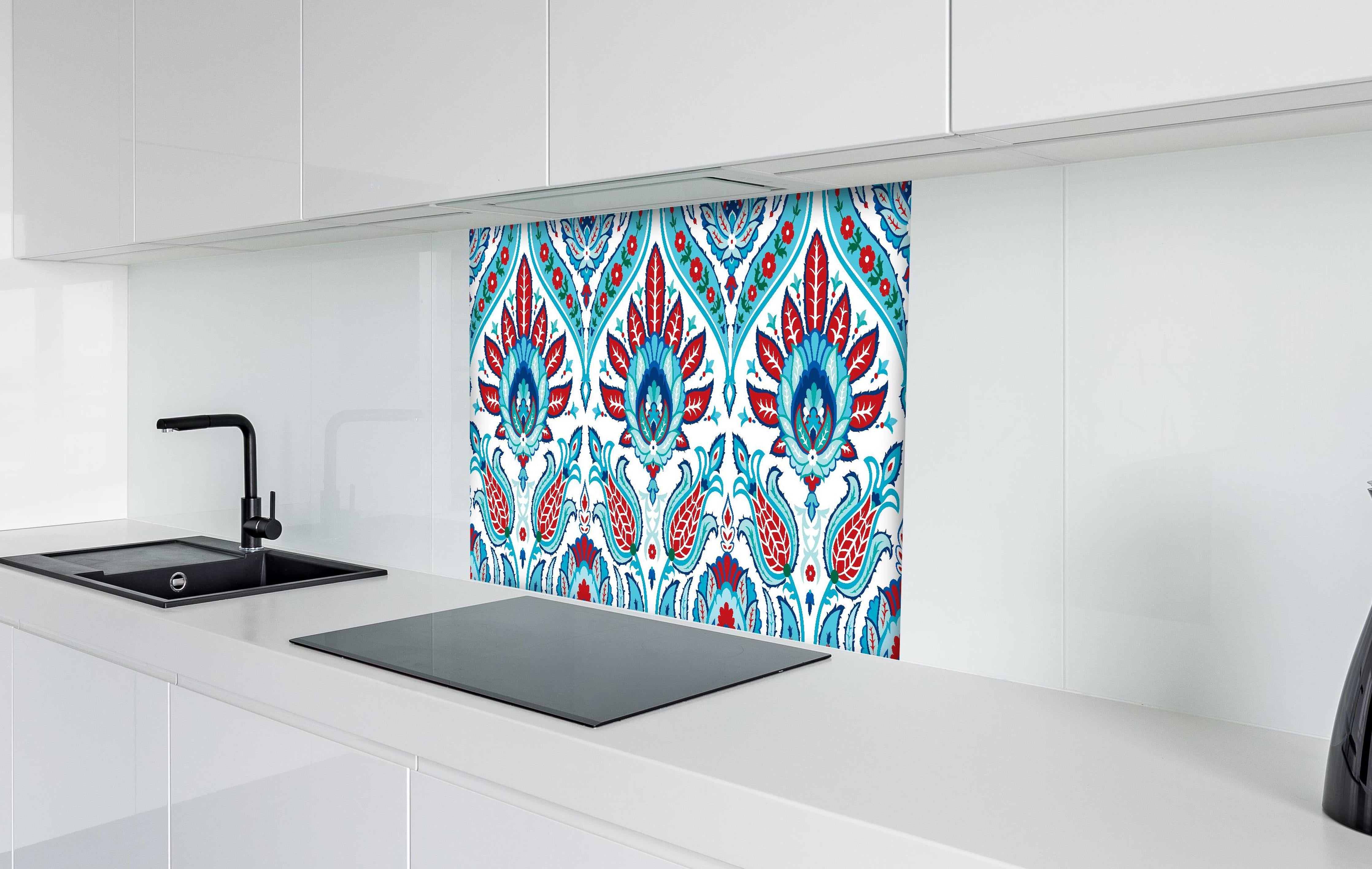 Spritzschutz - Exotisches Türkis-Rotes Paisley-Muster Print hinter einem Cerankochfeld zwischen Holz-Kochutensilien
