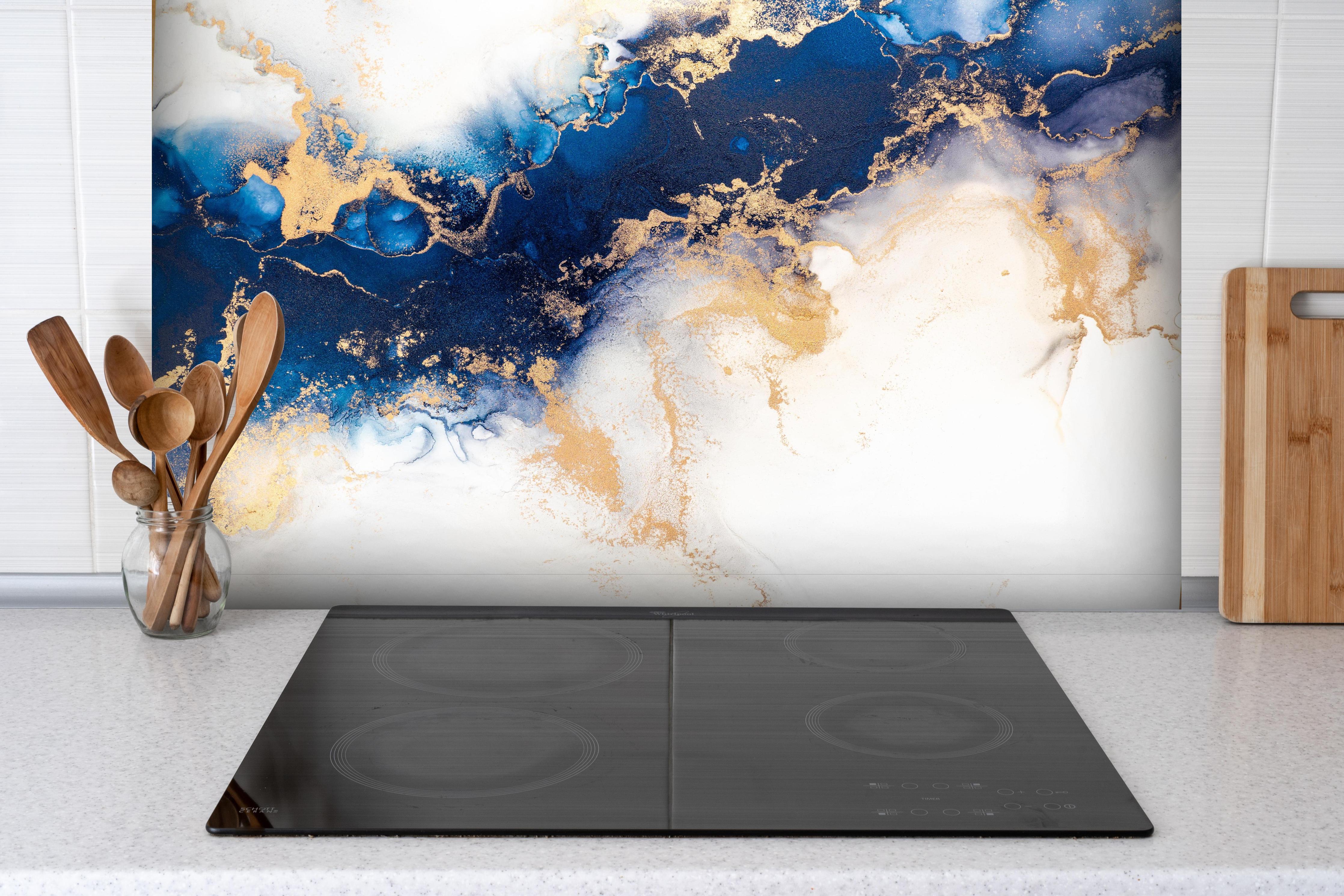 Spritzschutz - Exquisite Marmortinte Kunst in Blau und Gold hinter einem Cerankochfeld zwischen Holz-Kochutensilien