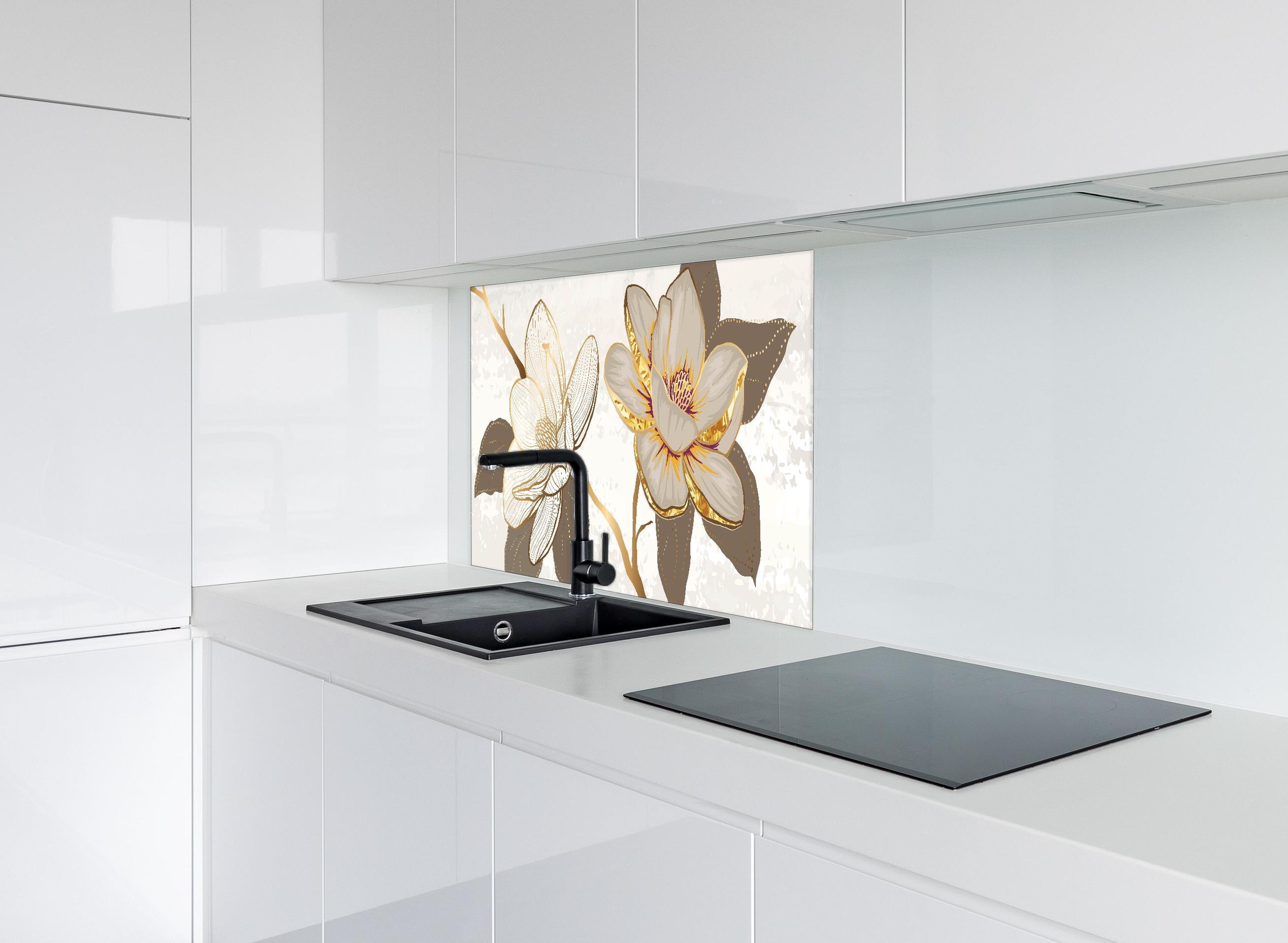 Spritzschutz - Exquisites Magnolienmuster in Gold und Beige hinter einem Cerankochfeld zwischen Holz-Kochutensilien