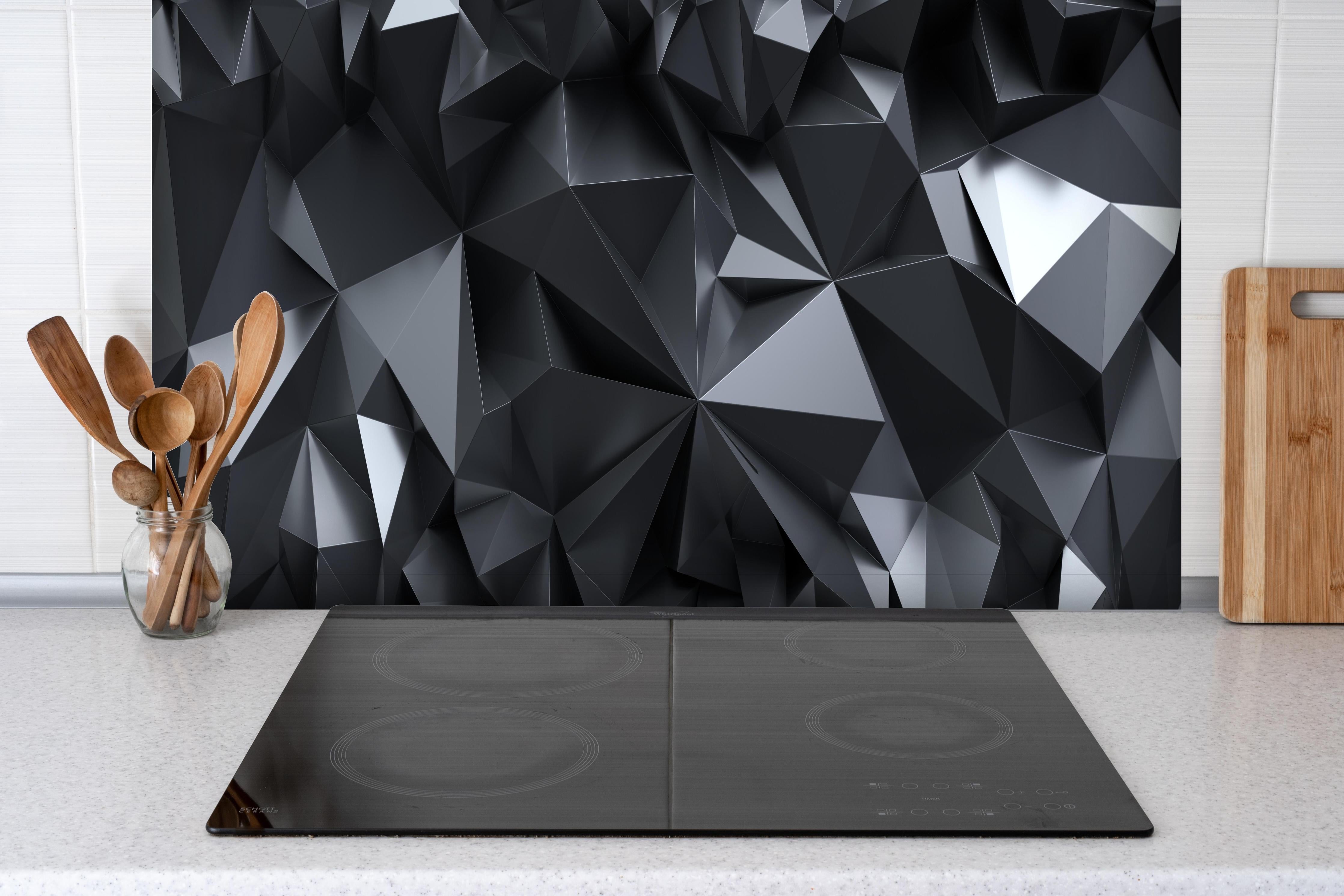 Spritzschutz - Facettierte Schwarze Kristallmakropanorama hinter einem Cerankochfeld zwischen Holz-Kochutensilien