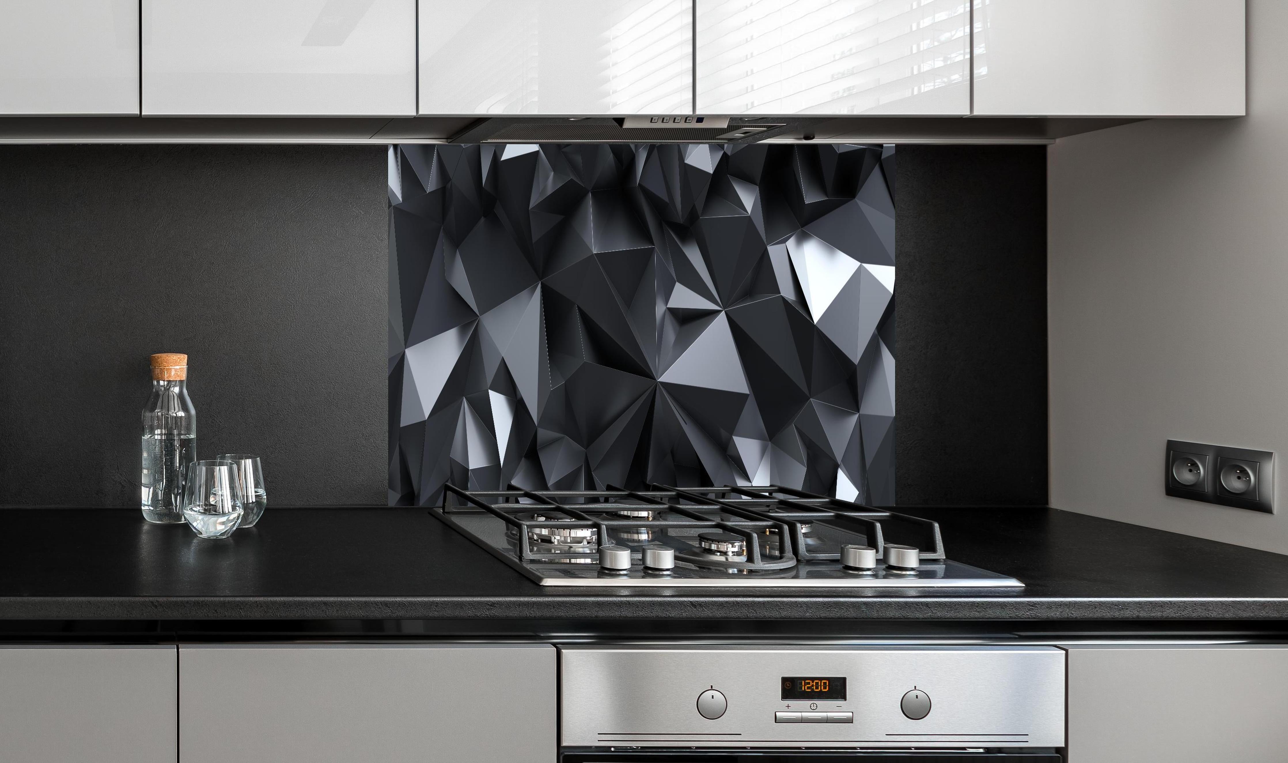 Spritzschutz - Facettierte Schwarze Kristallmakropanorama hinter einem Cerankochfeld zwischen Holz-Kochutensilien