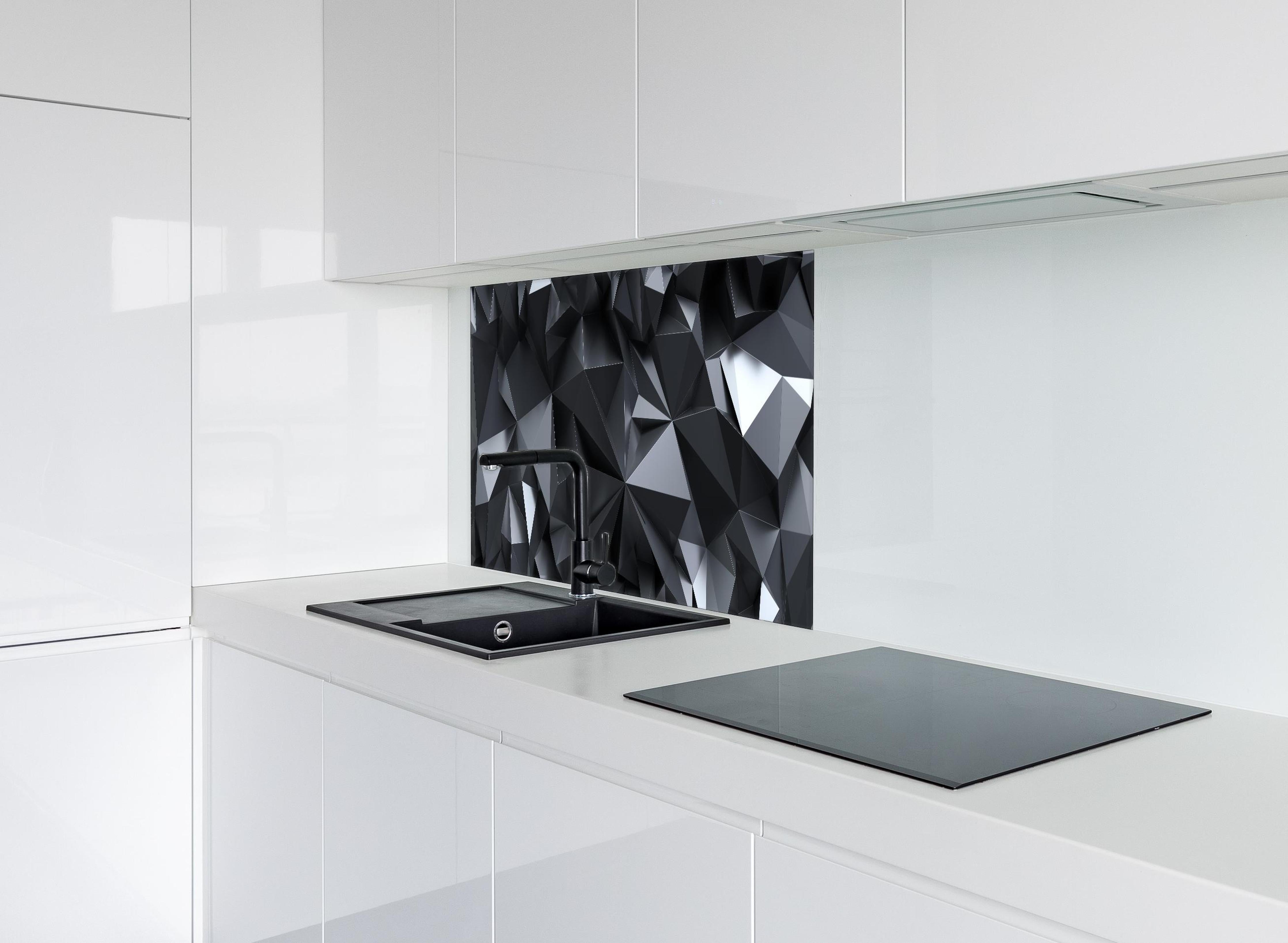 Spritzschutz - Facettierte Schwarze Kristallmakropanorama hinter einem Cerankochfeld zwischen Holz-Kochutensilien