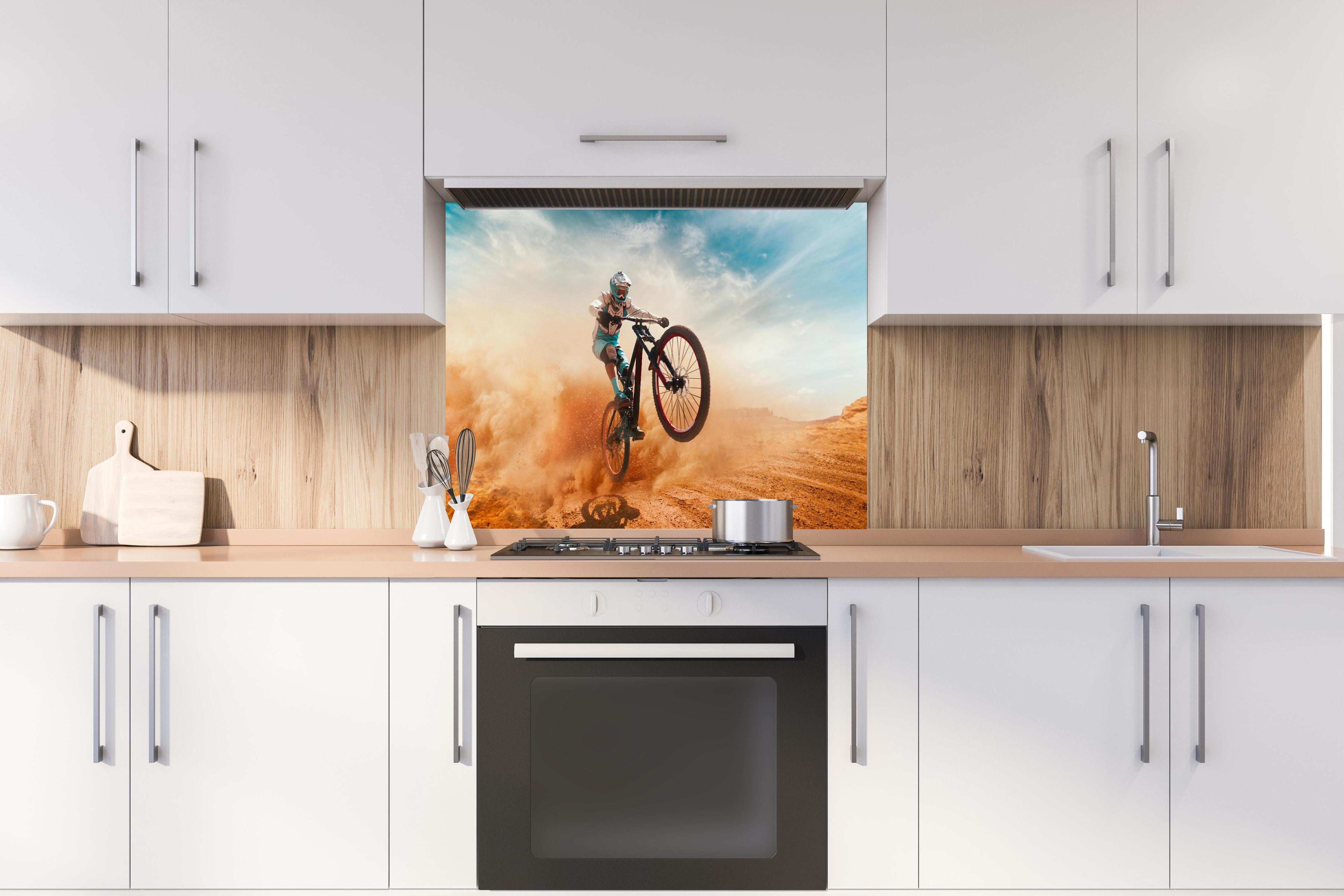 Spritzschutz - Fahrrad Fahrer - Wüstenlandschaft hinter einem Cerankochfeld zwischen Holz-Kochutensilien