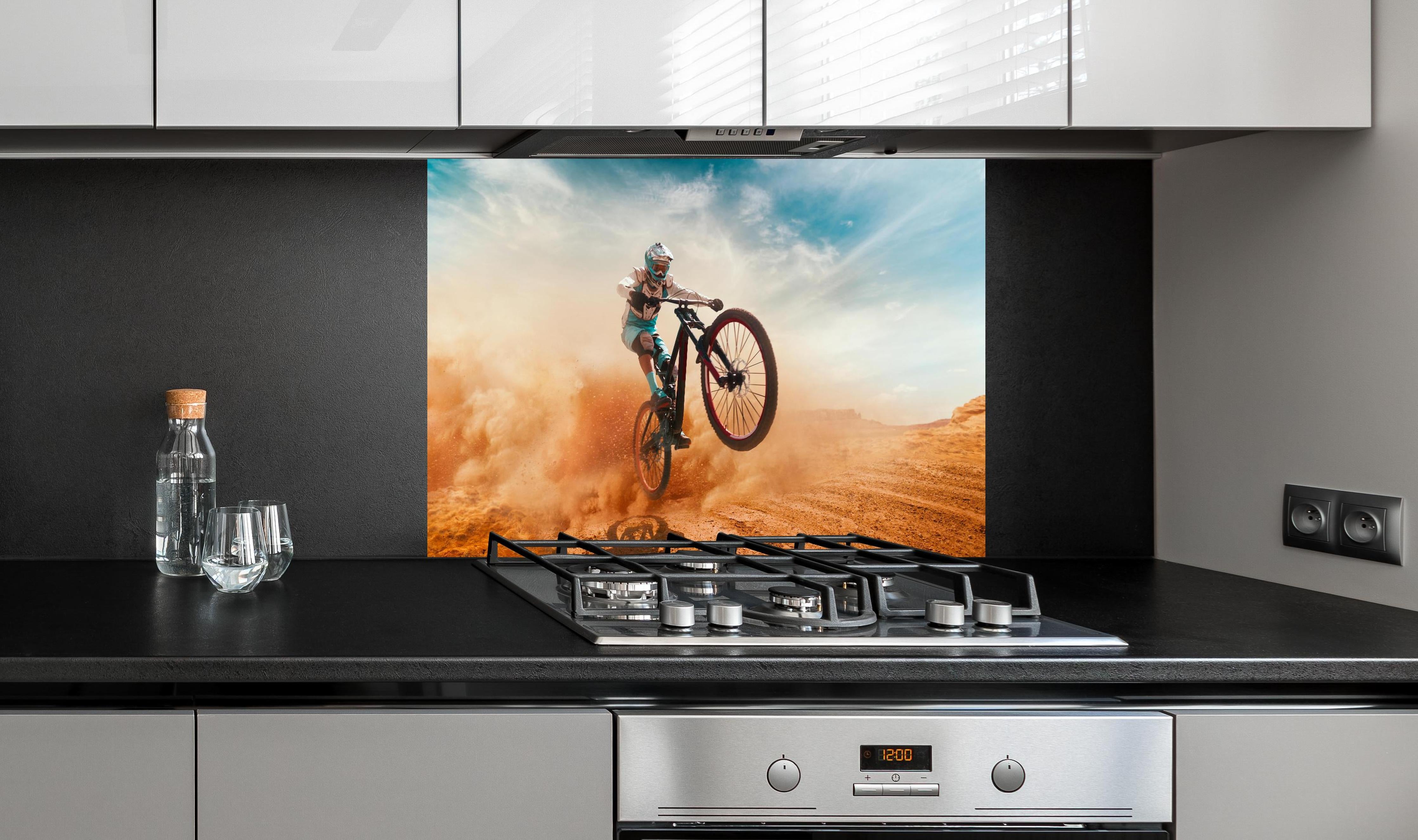 Spritzschutz - Fahrrad Fahrer - Wüstenlandschaft hinter einem Cerankochfeld zwischen Holz-Kochutensilien