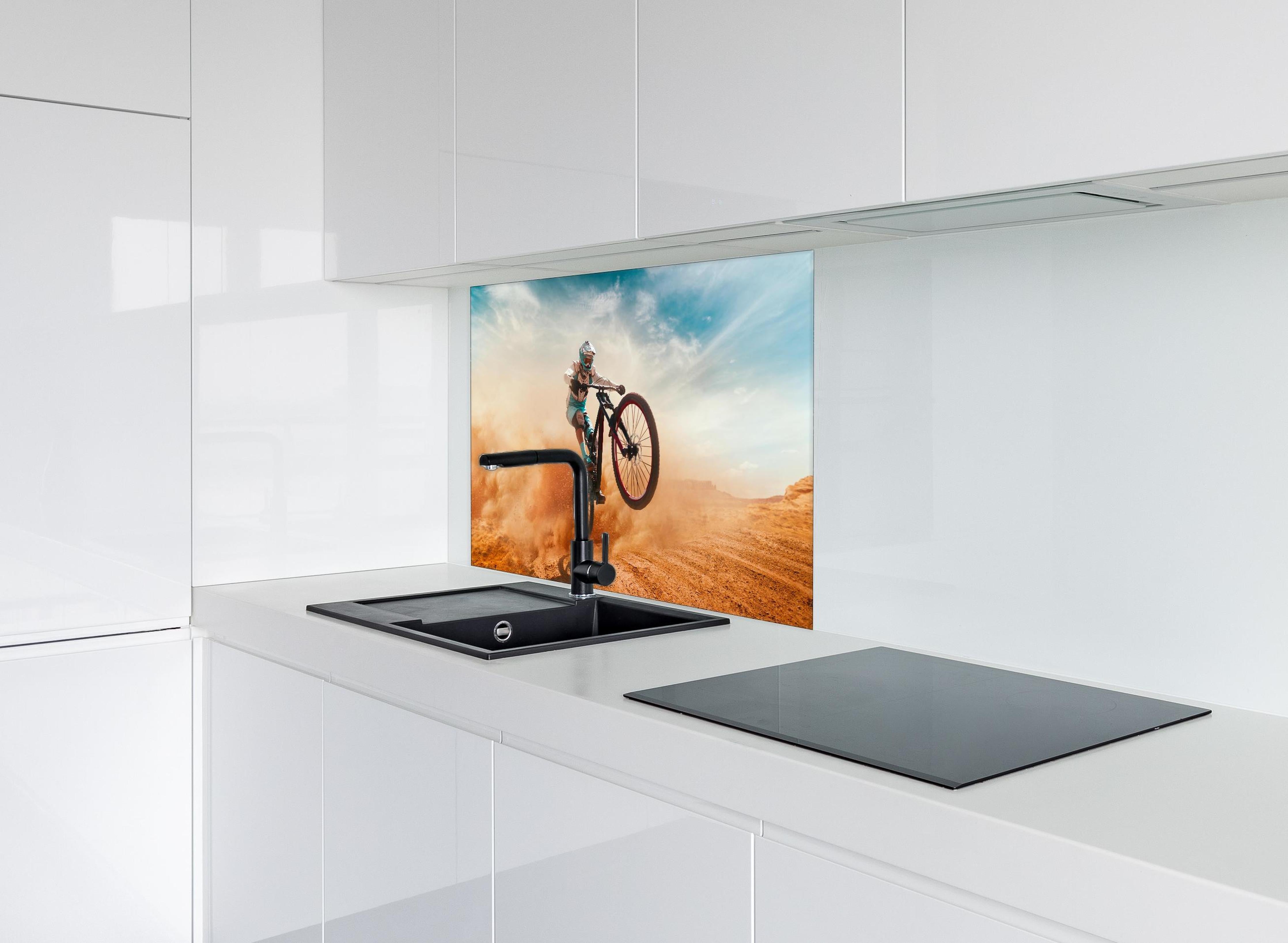 Spritzschutz - Fahrrad Fahrer - Wüstenlandschaft hinter einem Cerankochfeld zwischen Holz-Kochutensilien