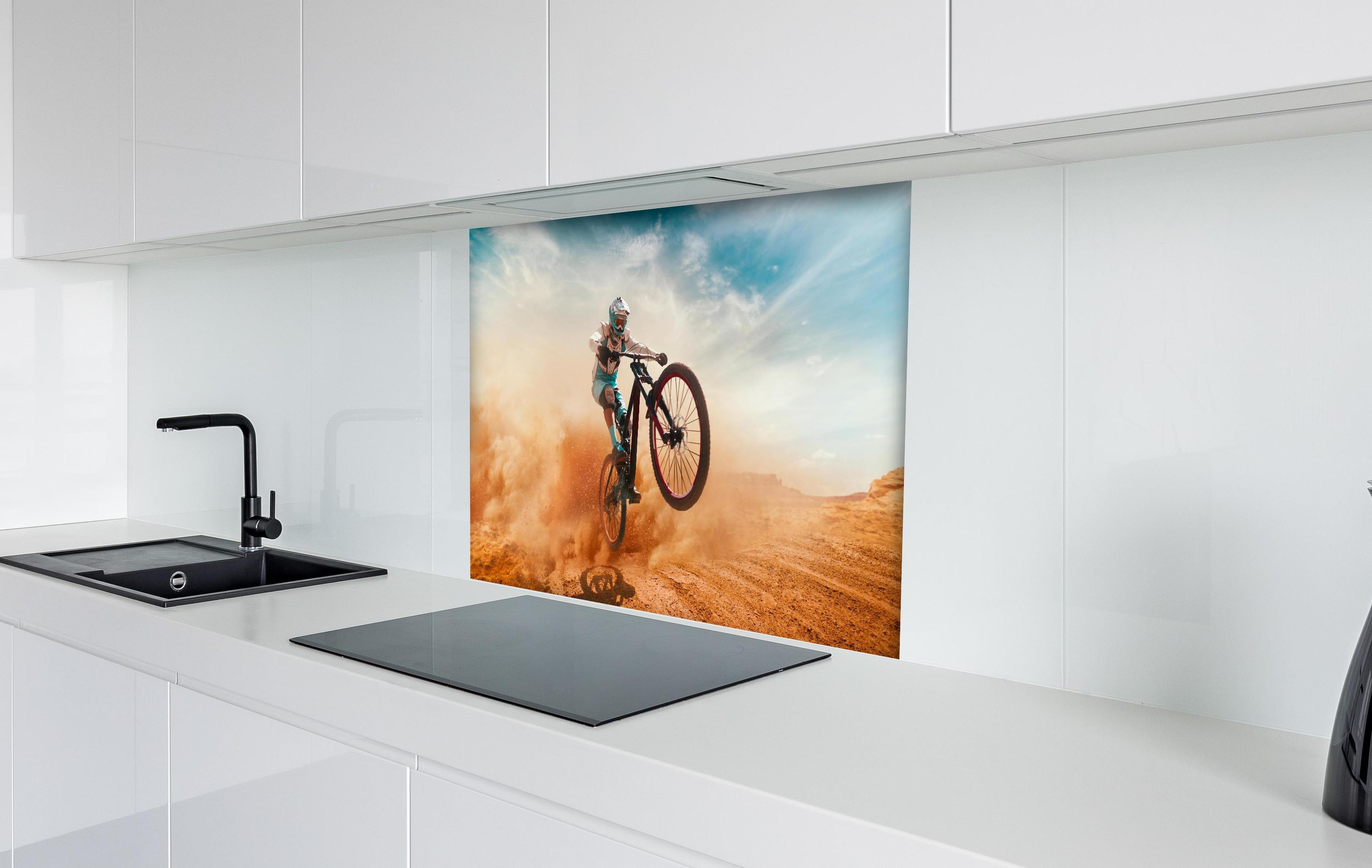 Spritzschutz - Fahrrad Fahrer - Wüstenlandschaft hinter einem Cerankochfeld zwischen Holz-Kochutensilien