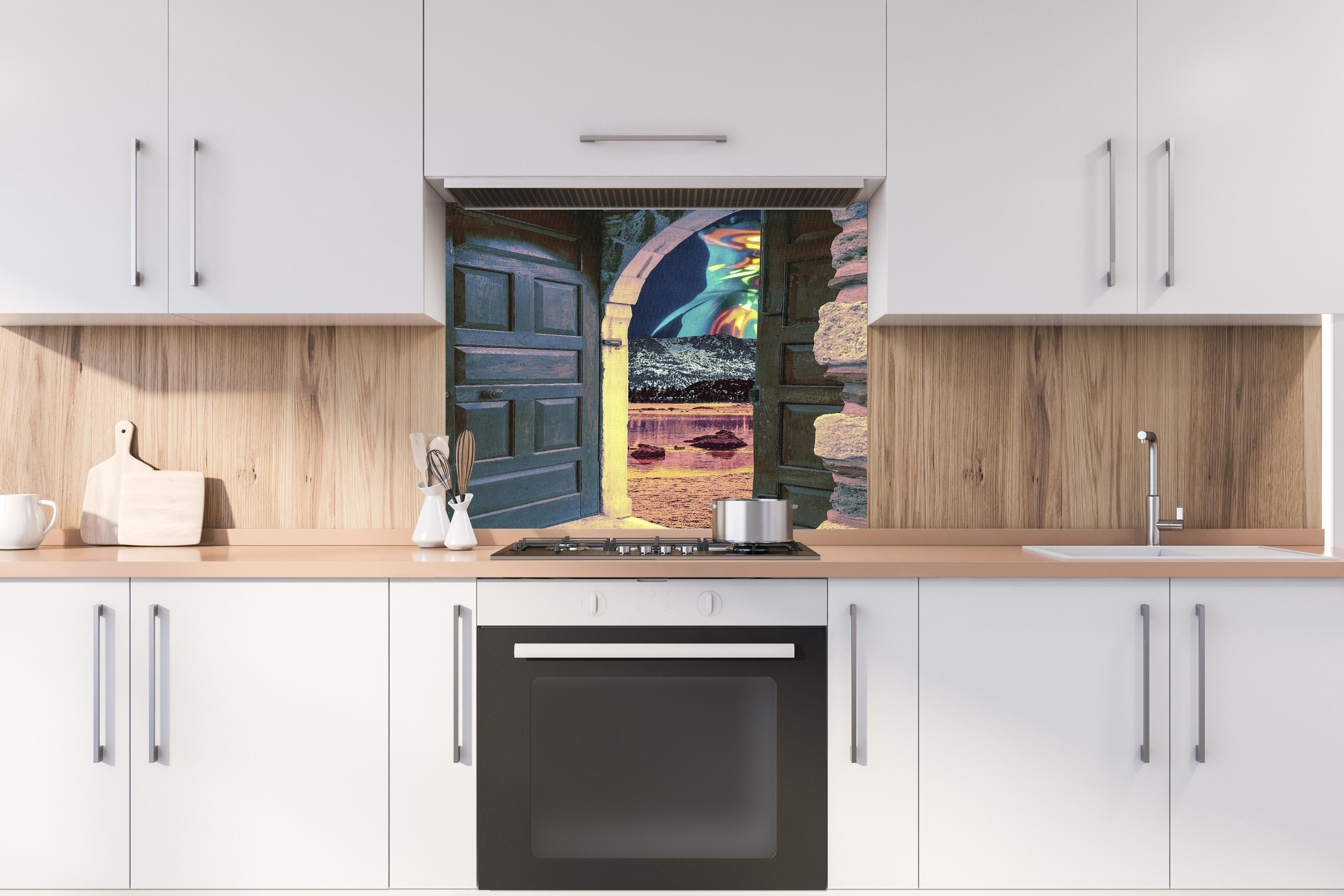 Spritzschutz - Fantasievoller Blauer Torweg in Märchenwelt hinter einem Cerankochfeld zwischen Holz-Kochutensilien