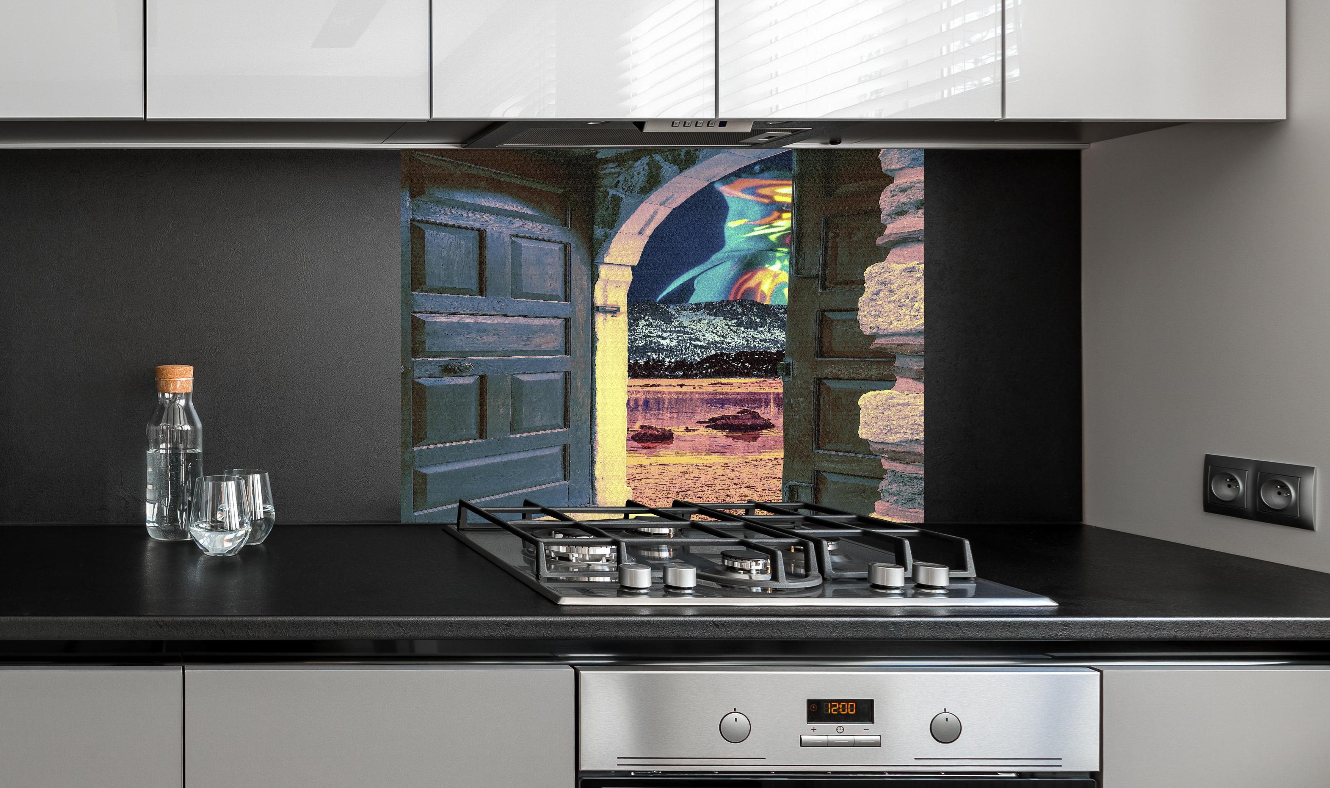 Spritzschutz - Fantasievoller Blauer Torweg in Märchenwelt hinter einem Cerankochfeld zwischen Holz-Kochutensilien