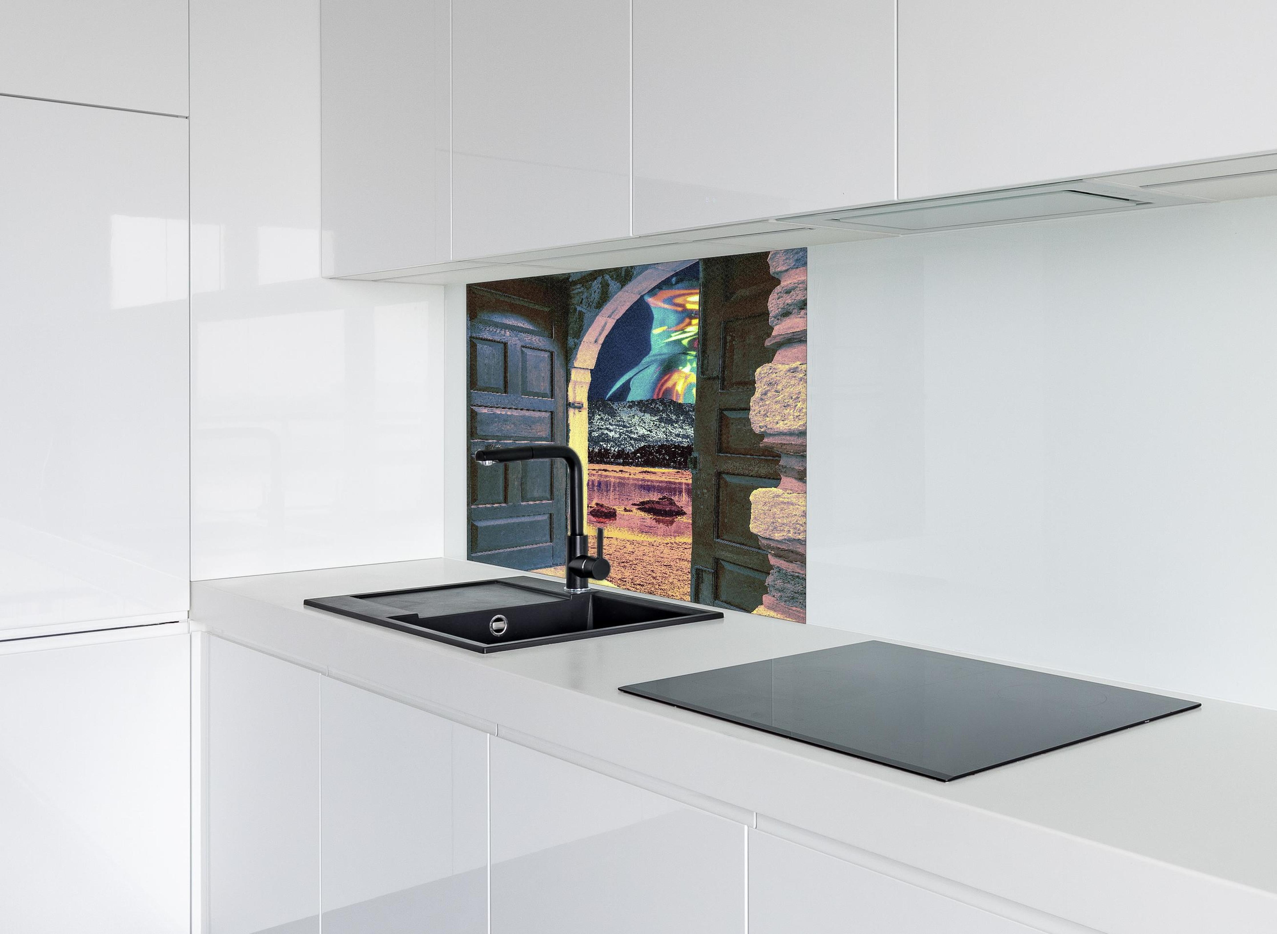 Spritzschutz - Fantasievoller Blauer Torweg in Märchenwelt hinter einem Cerankochfeld zwischen Holz-Kochutensilien