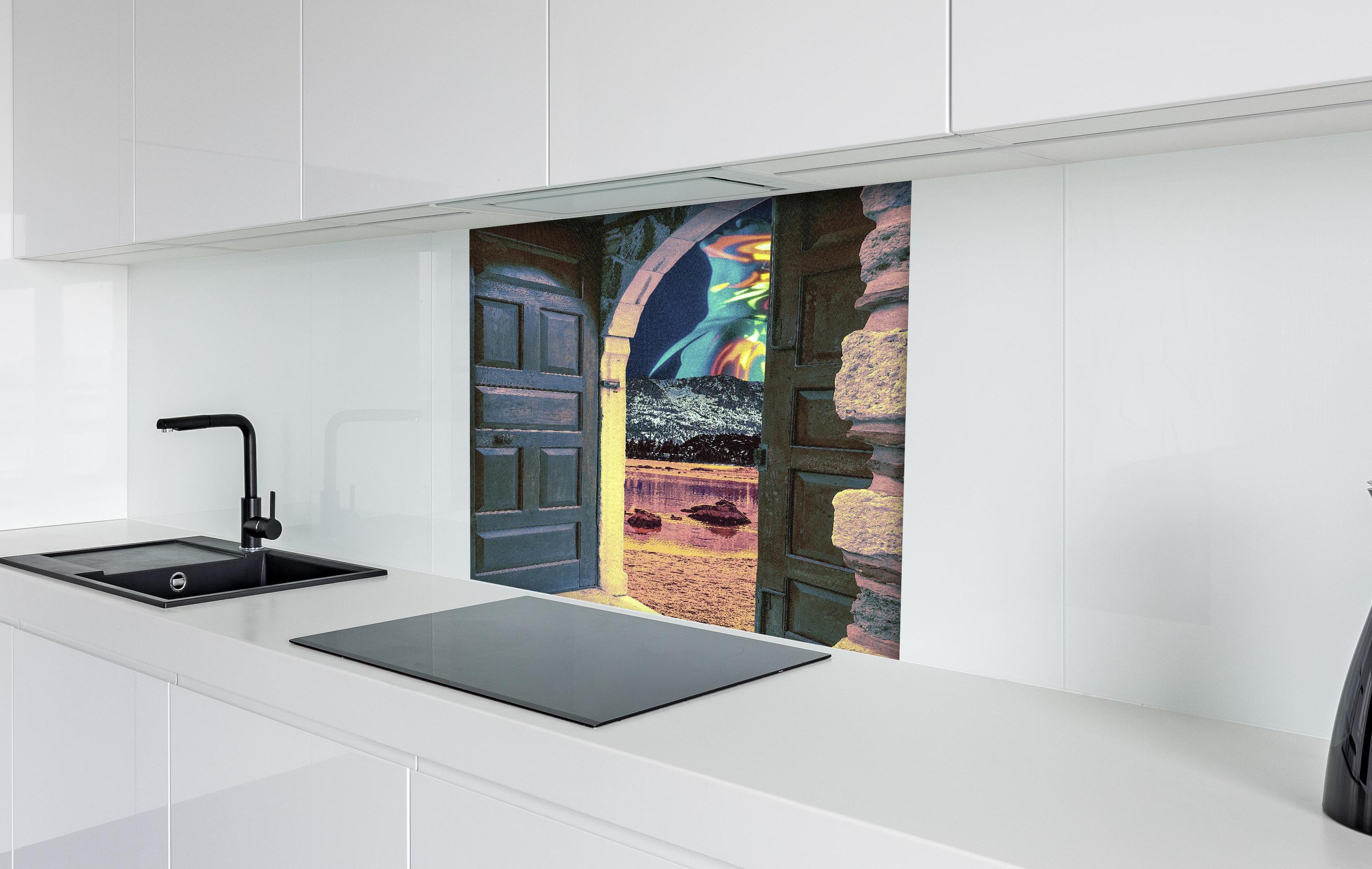 Spritzschutz - Fantasievoller Blauer Torweg in Märchenwelt hinter einem Cerankochfeld zwischen Holz-Kochutensilien