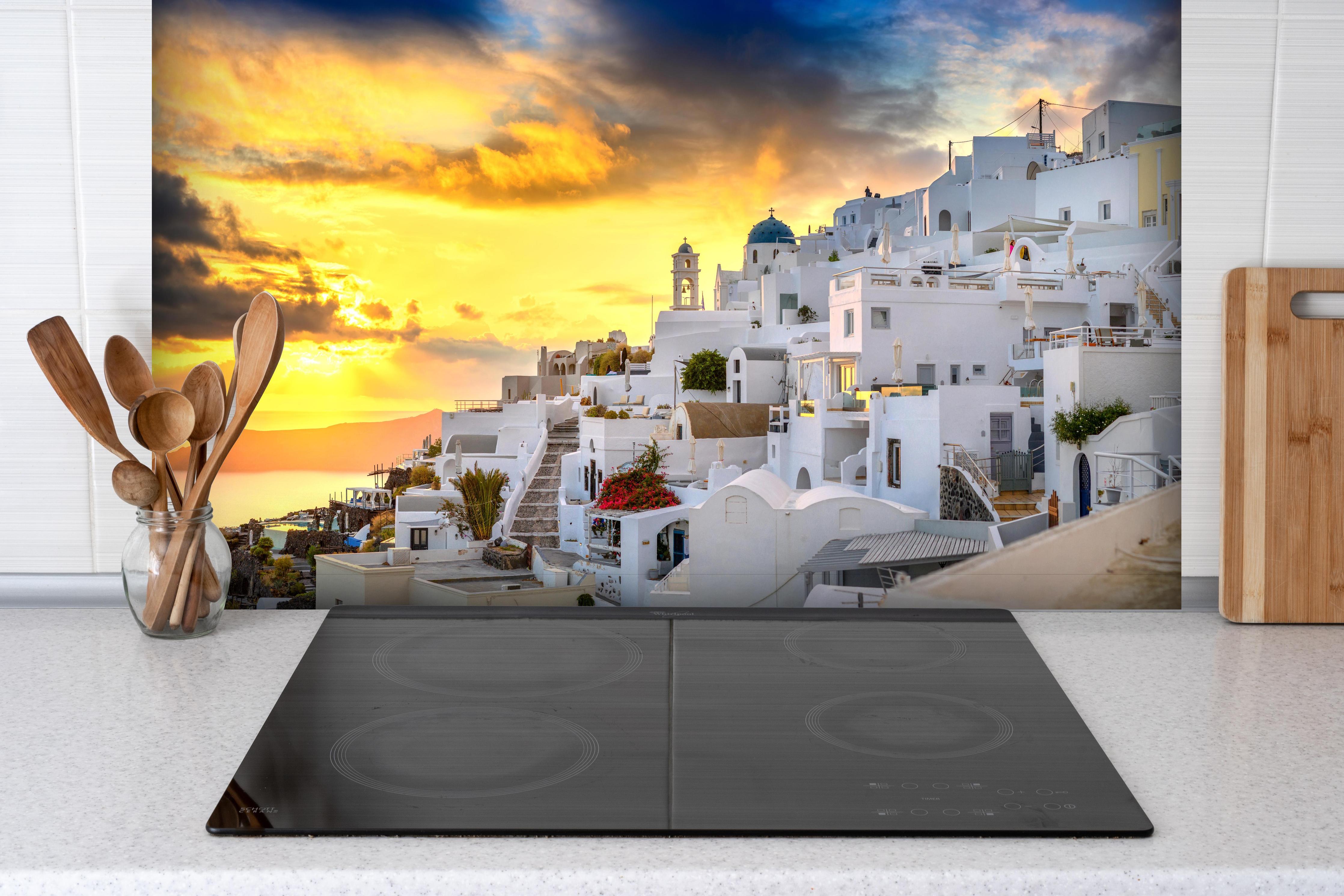 Spritzschutz - Fantastischer Sonnenuntergang in Santorini - Griechenland hinter einem Cerankochfeld zwischen Holz-Kochutensilien