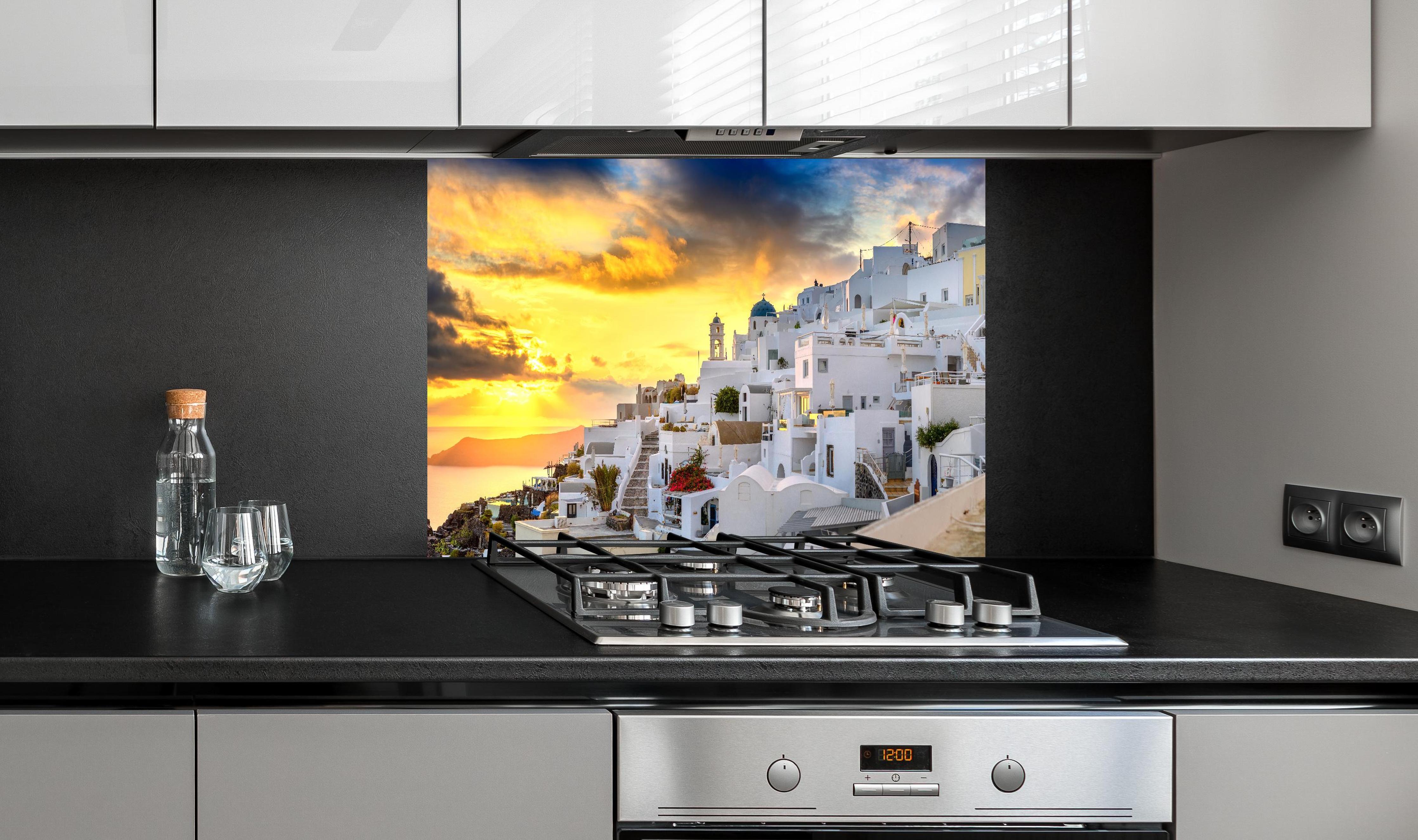 Spritzschutz - Fantastischer Sonnenuntergang in Santorini - Griechenland hinter einem Cerankochfeld zwischen Holz-Kochutensilien