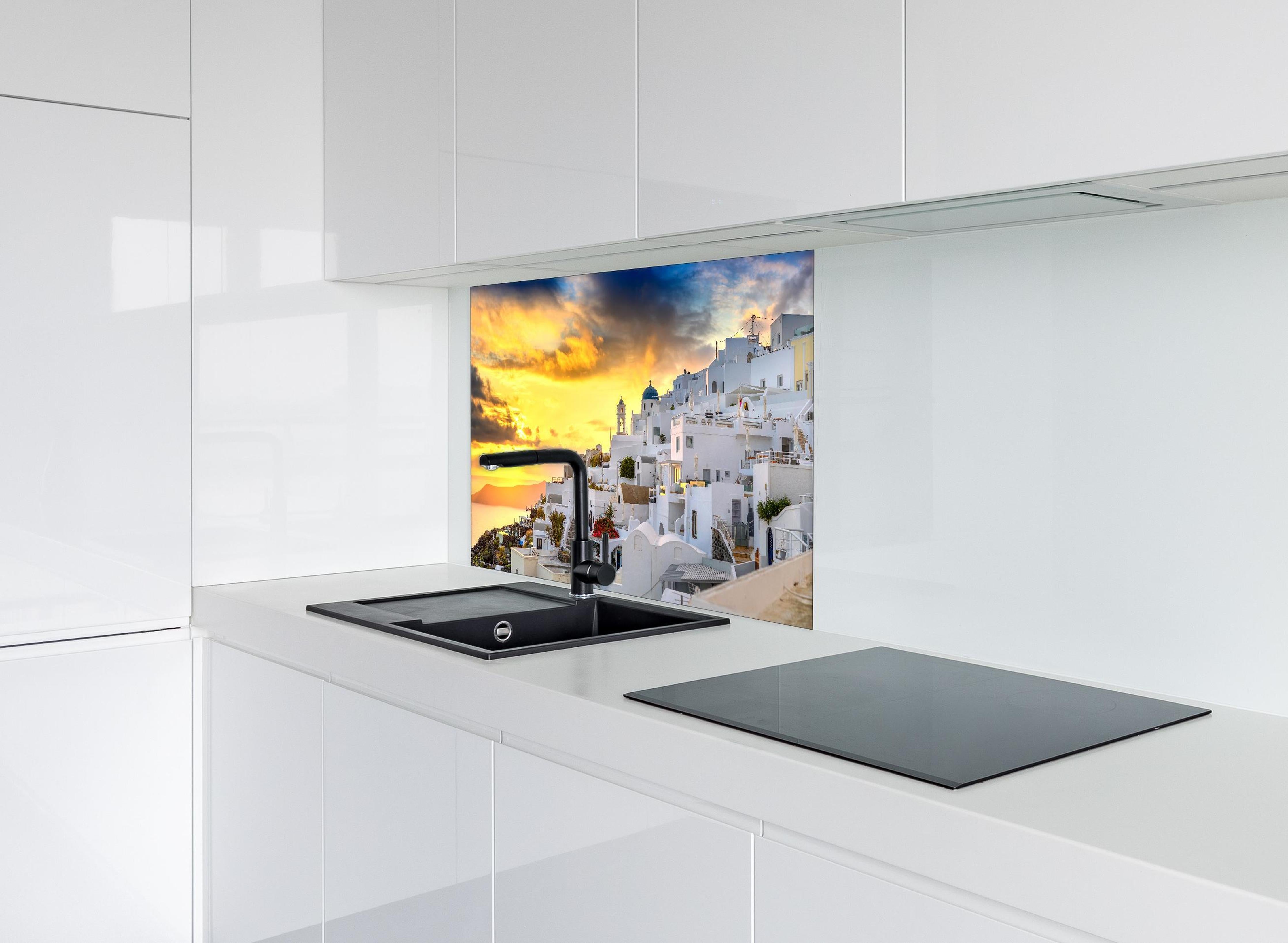 Spritzschutz - Fantastischer Sonnenuntergang in Santorini - Griechenland hinter einem Cerankochfeld zwischen Holz-Kochutensilien