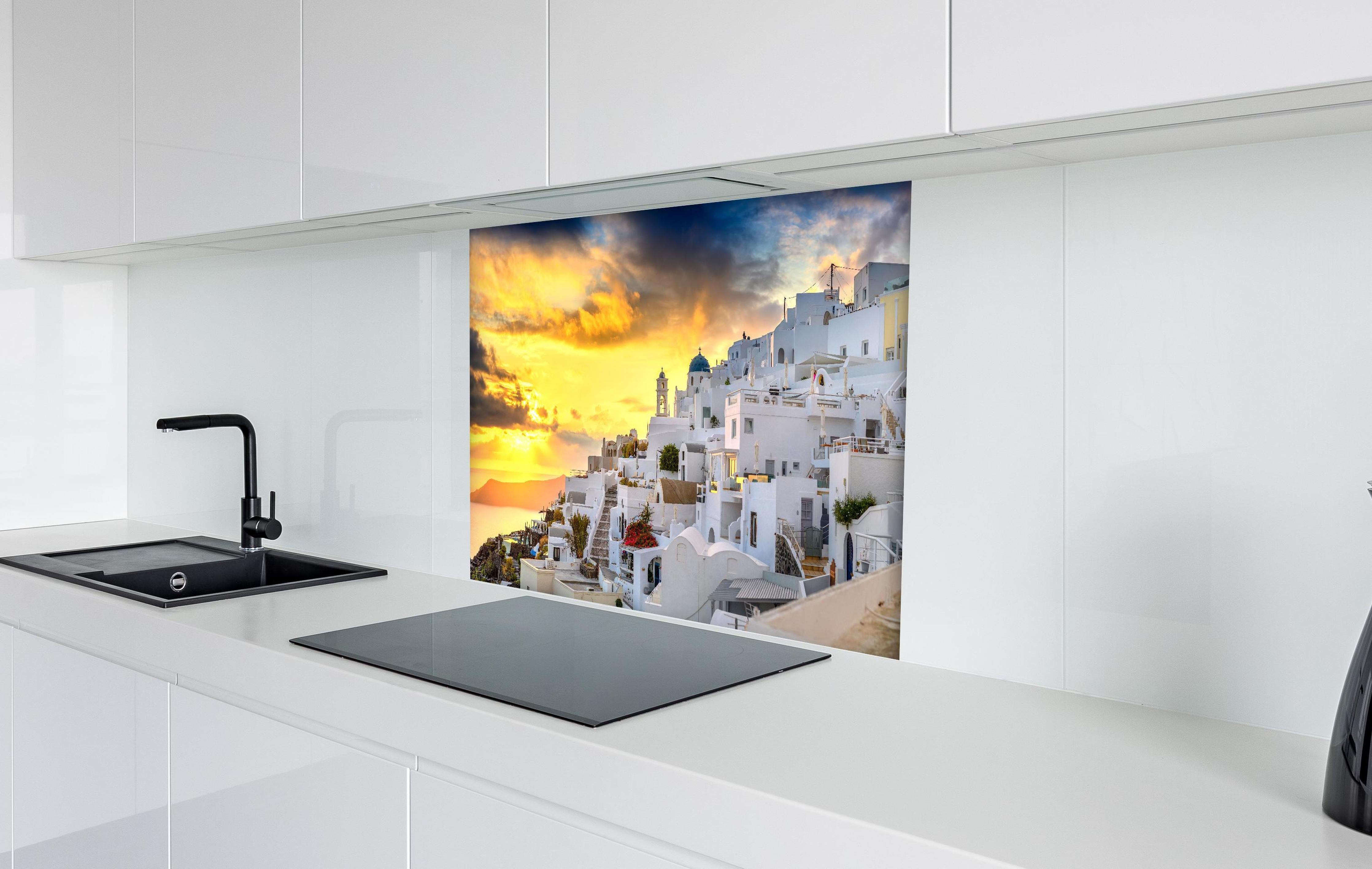 Spritzschutz - Fantastischer Sonnenuntergang in Santorini - Griechenland hinter einem Cerankochfeld zwischen Holz-Kochutensilien