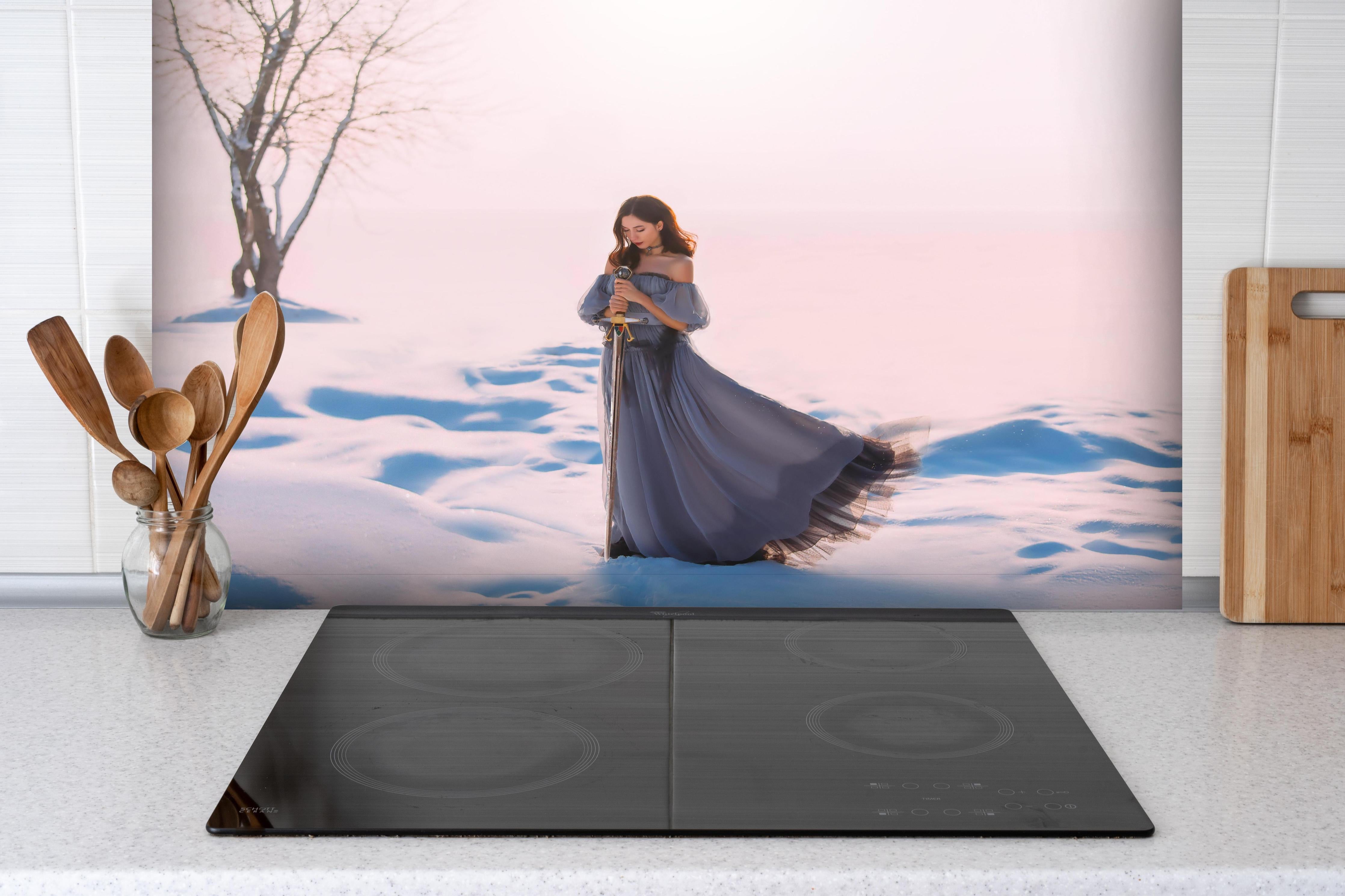 Spritzschutz - Fantasy Prinzessin in Winterlandschaft hinter einem Cerankochfeld zwischen Holz-Kochutensilien