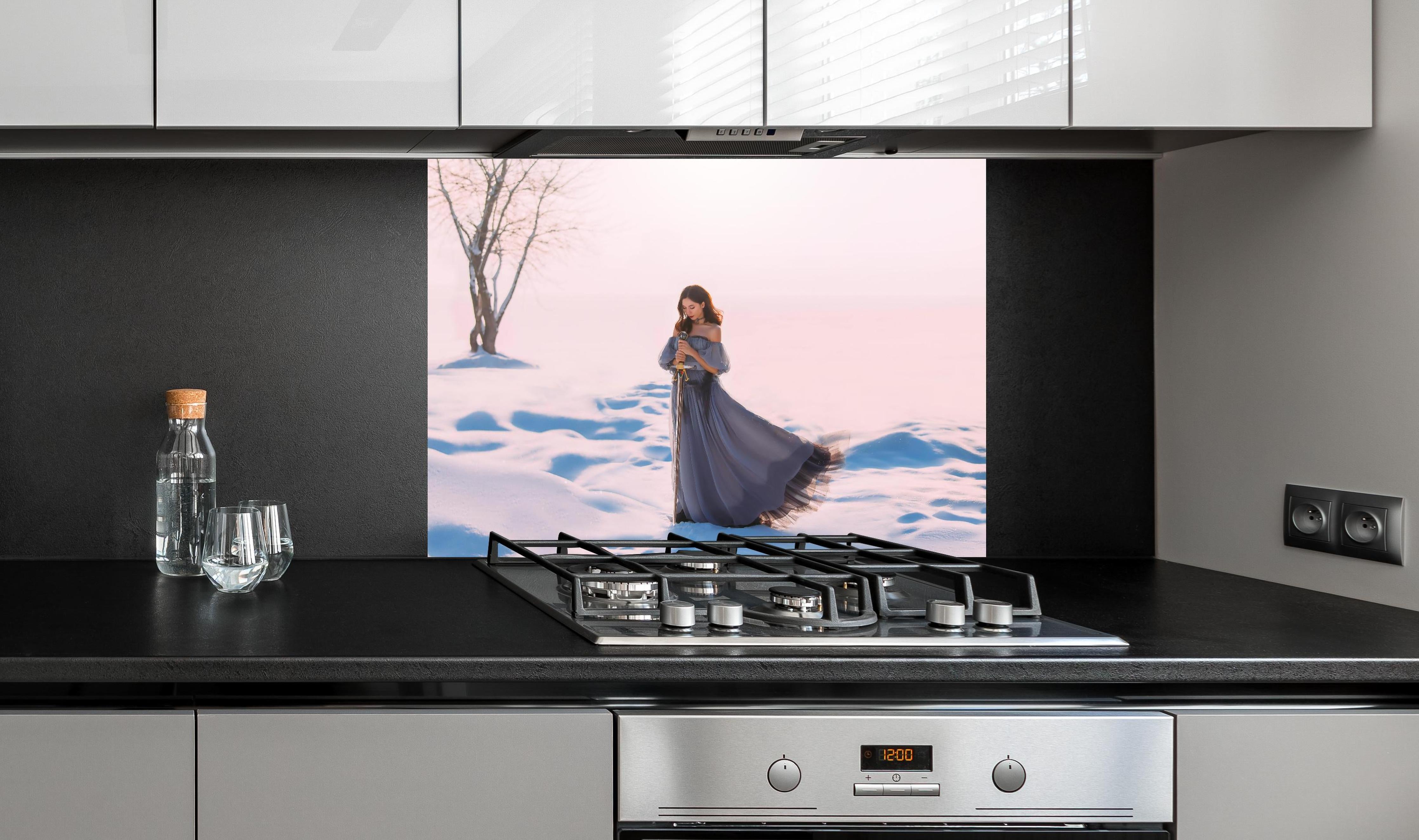 Spritzschutz - Fantasy Prinzessin in Winterlandschaft hinter einem Cerankochfeld zwischen Holz-Kochutensilien