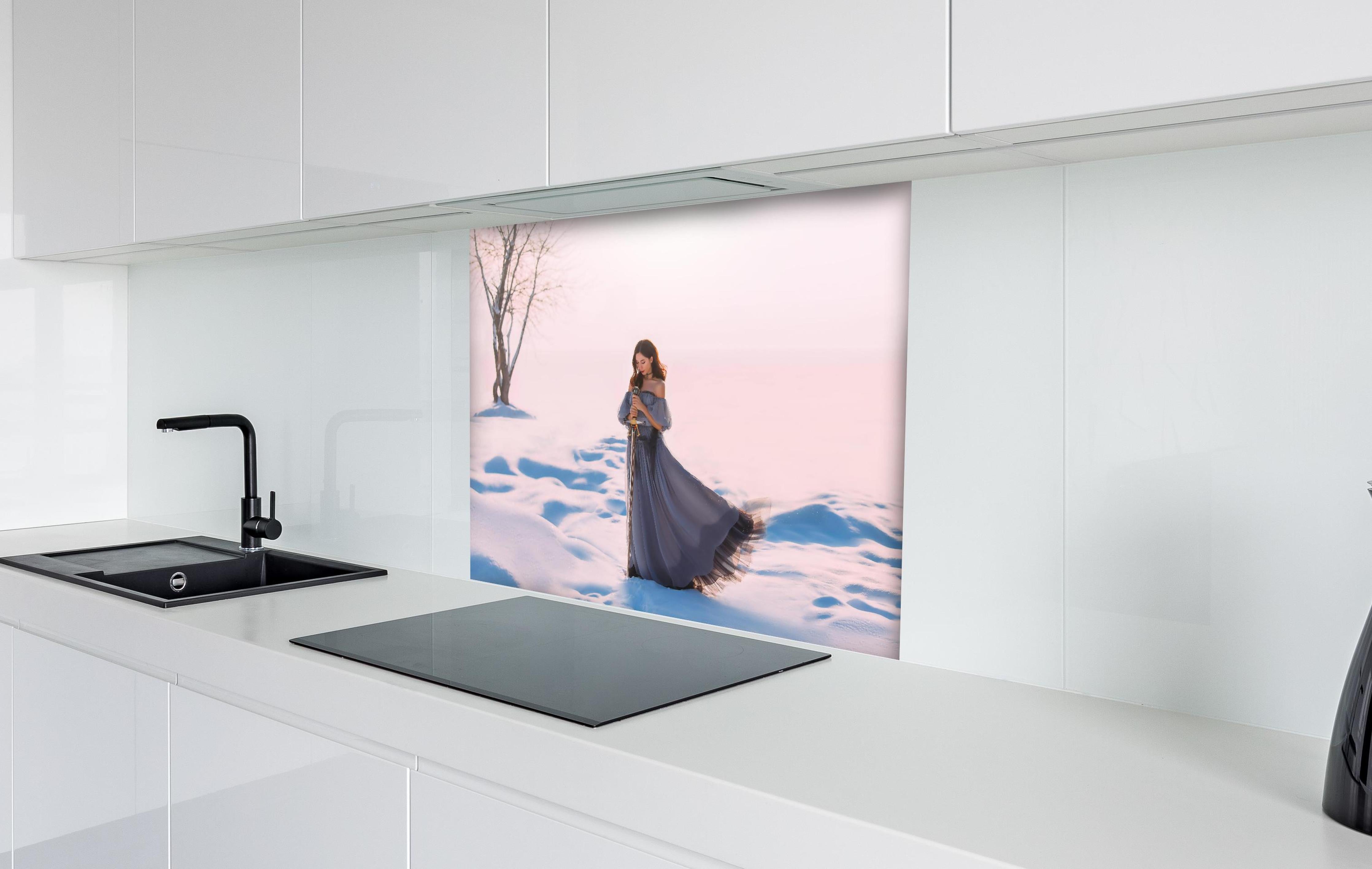 Spritzschutz - Fantasy Prinzessin in Winterlandschaft hinter einem Cerankochfeld zwischen Holz-Kochutensilien