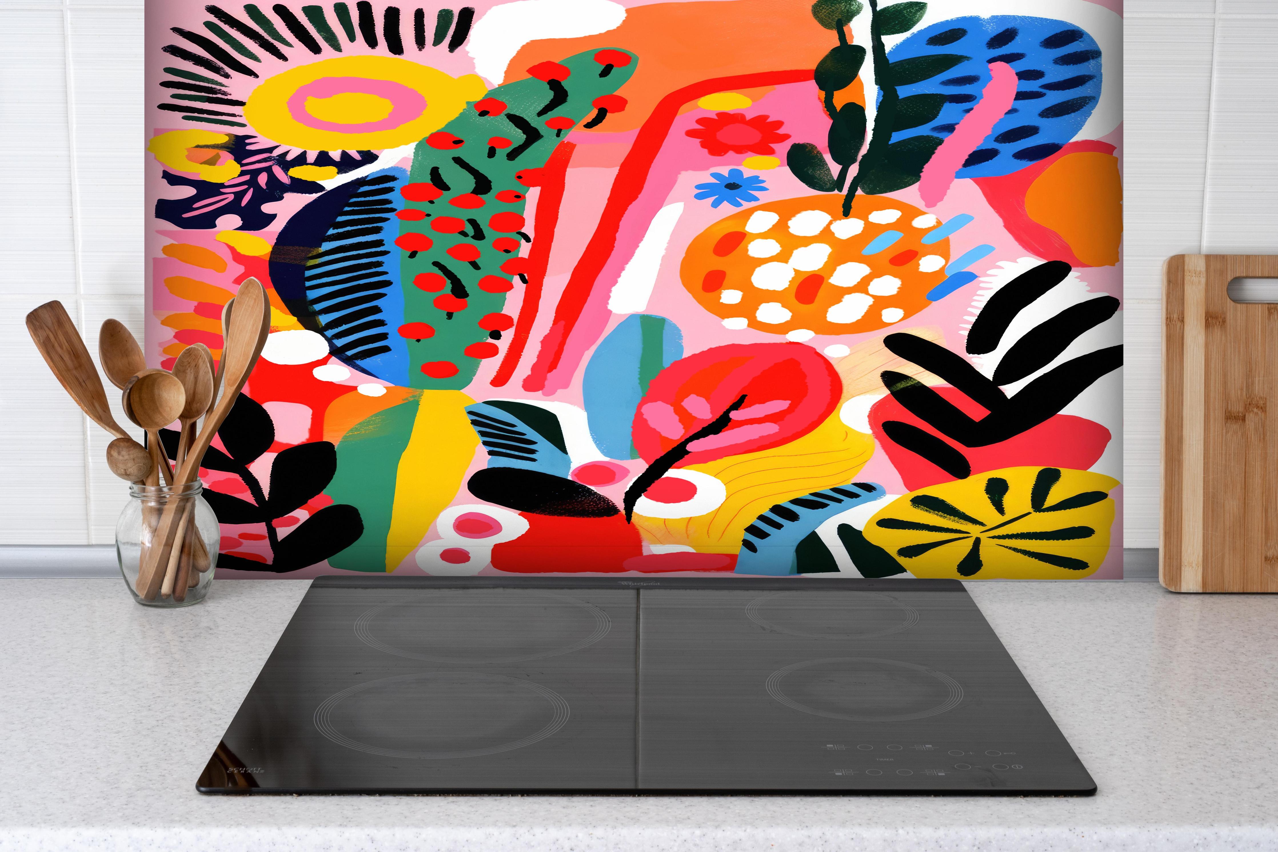 Spritzschutz - Farbenfrohe Abstrakte Blumen und Früchte hinter einem Cerankochfeld zwischen Holz-Kochutensilien