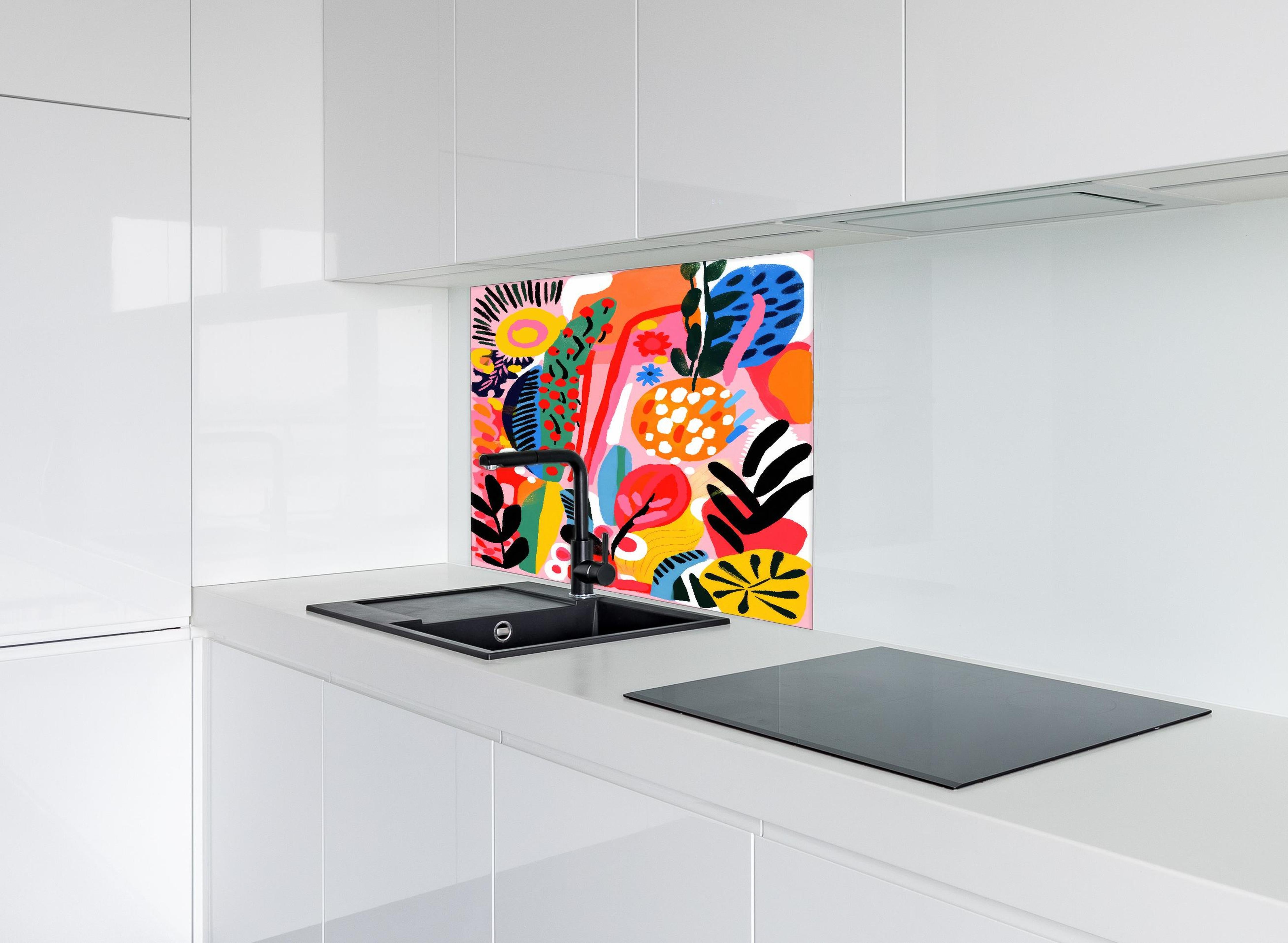 Spritzschutz - Farbenfrohe Abstrakte Blumen und Früchte hinter einem Cerankochfeld zwischen Holz-Kochutensilien