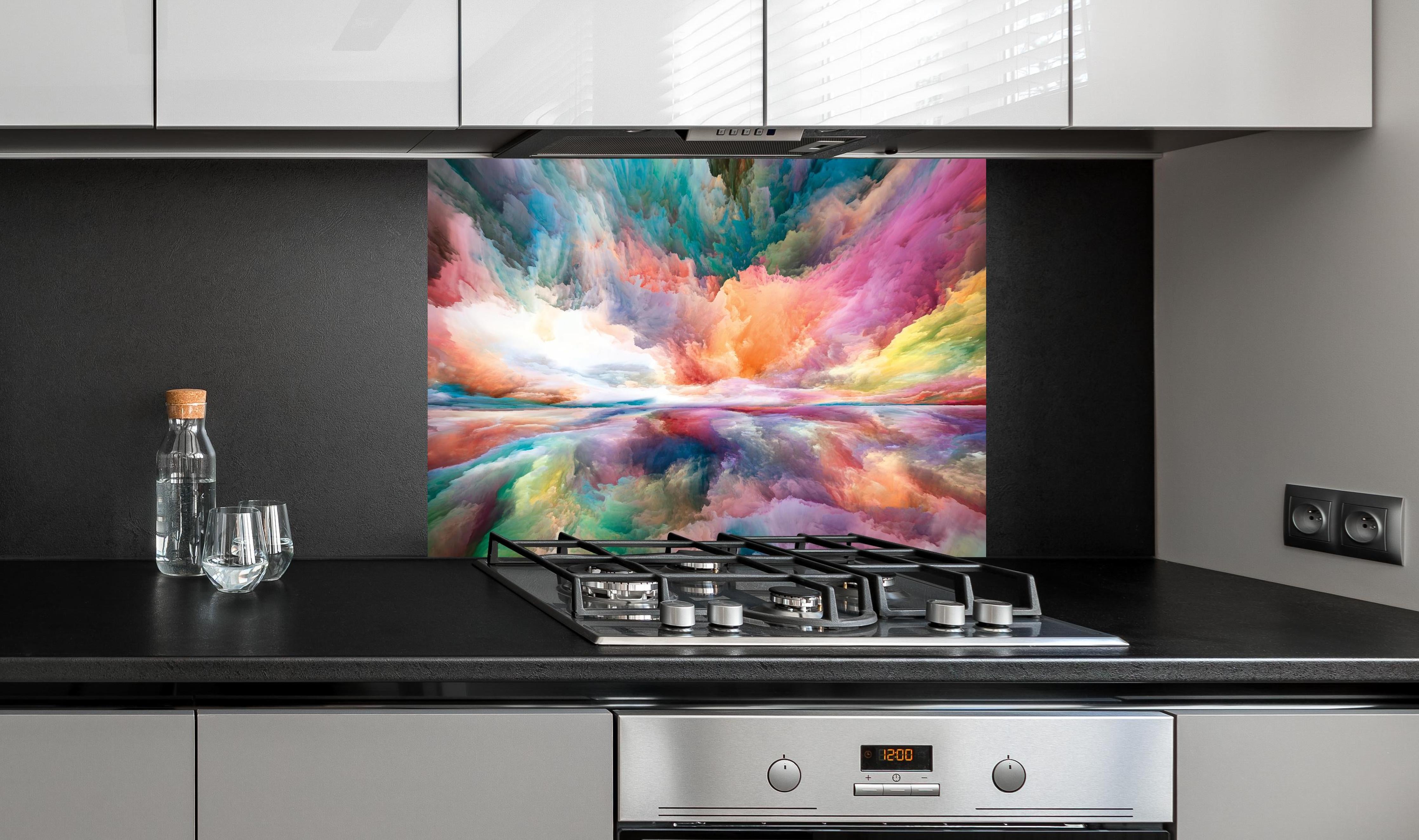 Spritzschutz - Farbenfrohe Abstrakte Himmelskunst hinter einem Cerankochfeld zwischen Holz-Kochutensilien