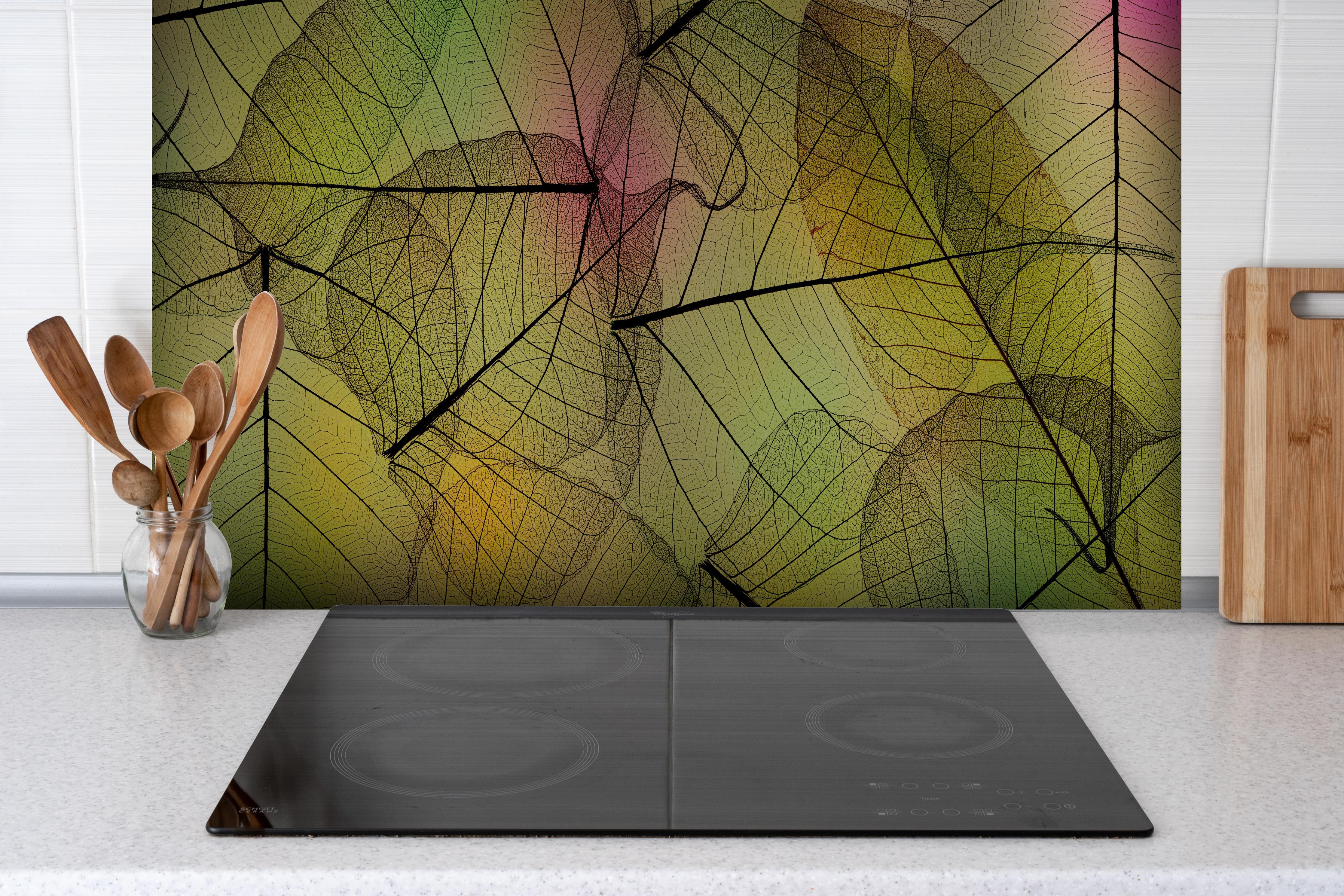 Spritzschutz - Farbenfrohe Blattadern Makroaufnahme hinter einem Cerankochfeld zwischen Holz-Kochutensilien