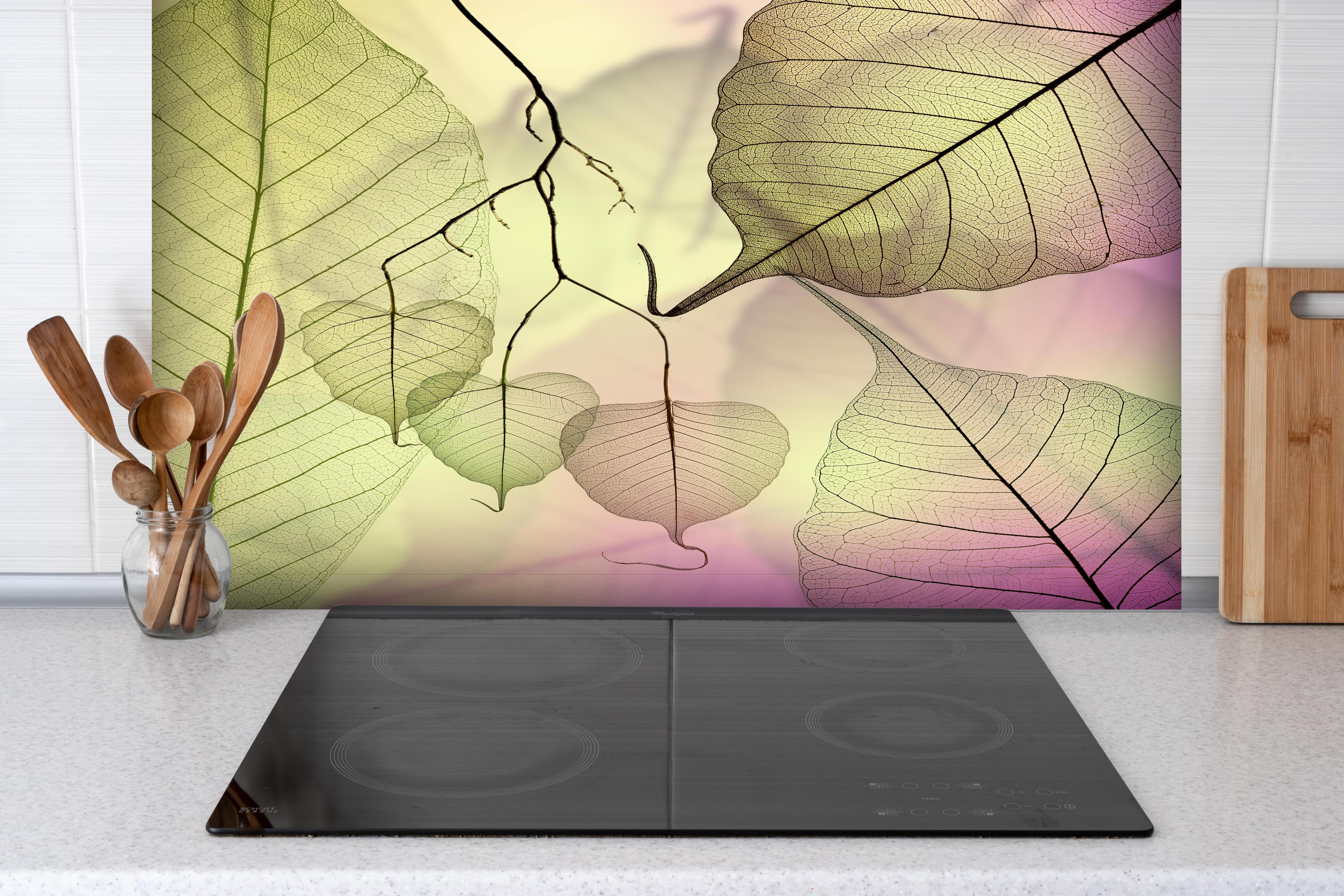 Spritzschutz - Farbenfrohe Blattadertextur Makroaufnahme hinter einem Cerankochfeld zwischen Holz-Kochutensilien