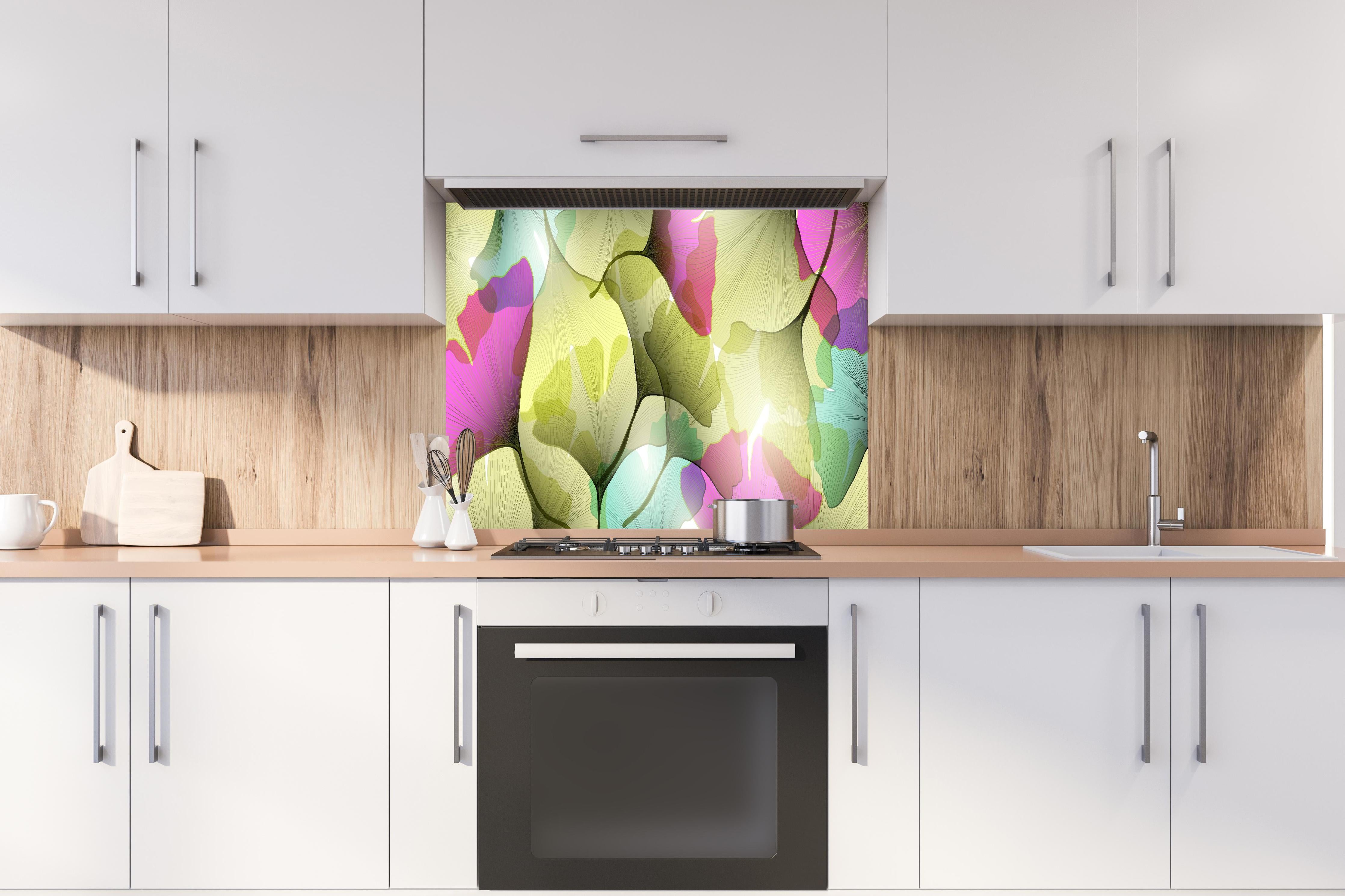 Spritzschutz - Farbenfrohe Ginkgo Blätter Kunst-Design hinter einem Cerankochfeld zwischen Holz-Kochutensilien