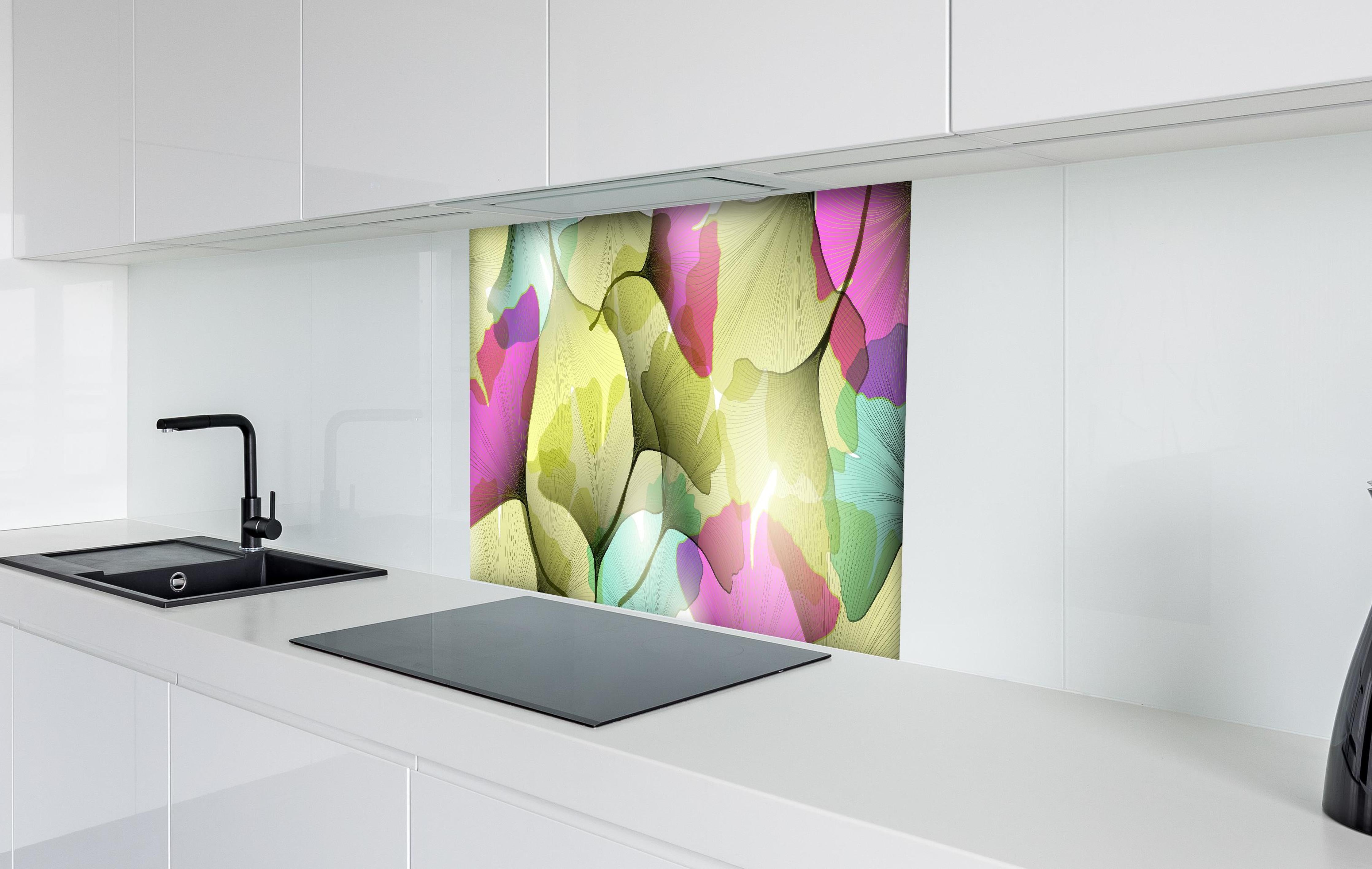 Spritzschutz - Farbenfrohe Ginkgo Blätter Kunst-Design hinter einem Cerankochfeld zwischen Holz-Kochutensilien