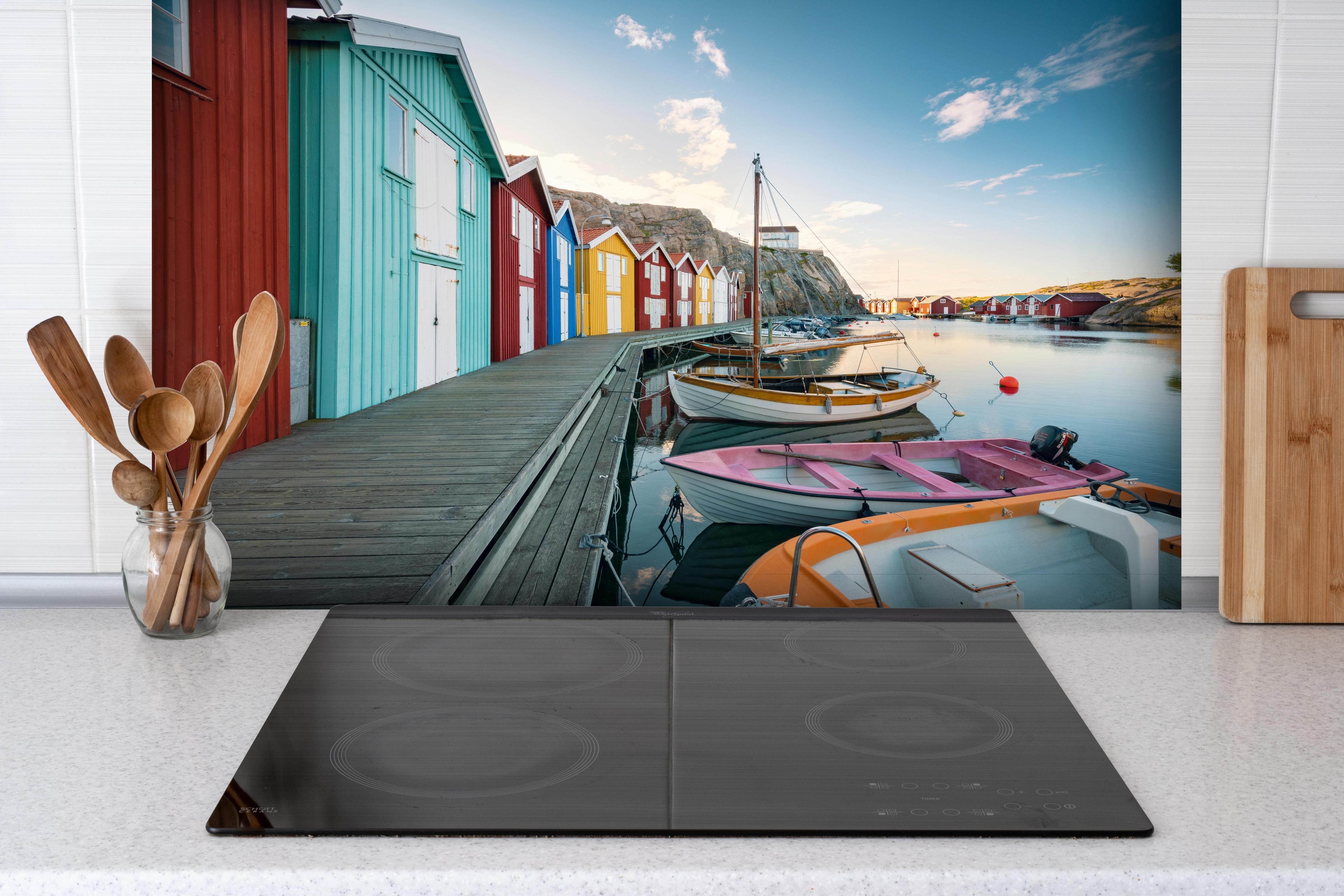 Spritzschutz - Farbenfrohe Hütten Smögen Hafen Sommeridylle hinter einem Cerankochfeld zwischen Holz-Kochutensilien