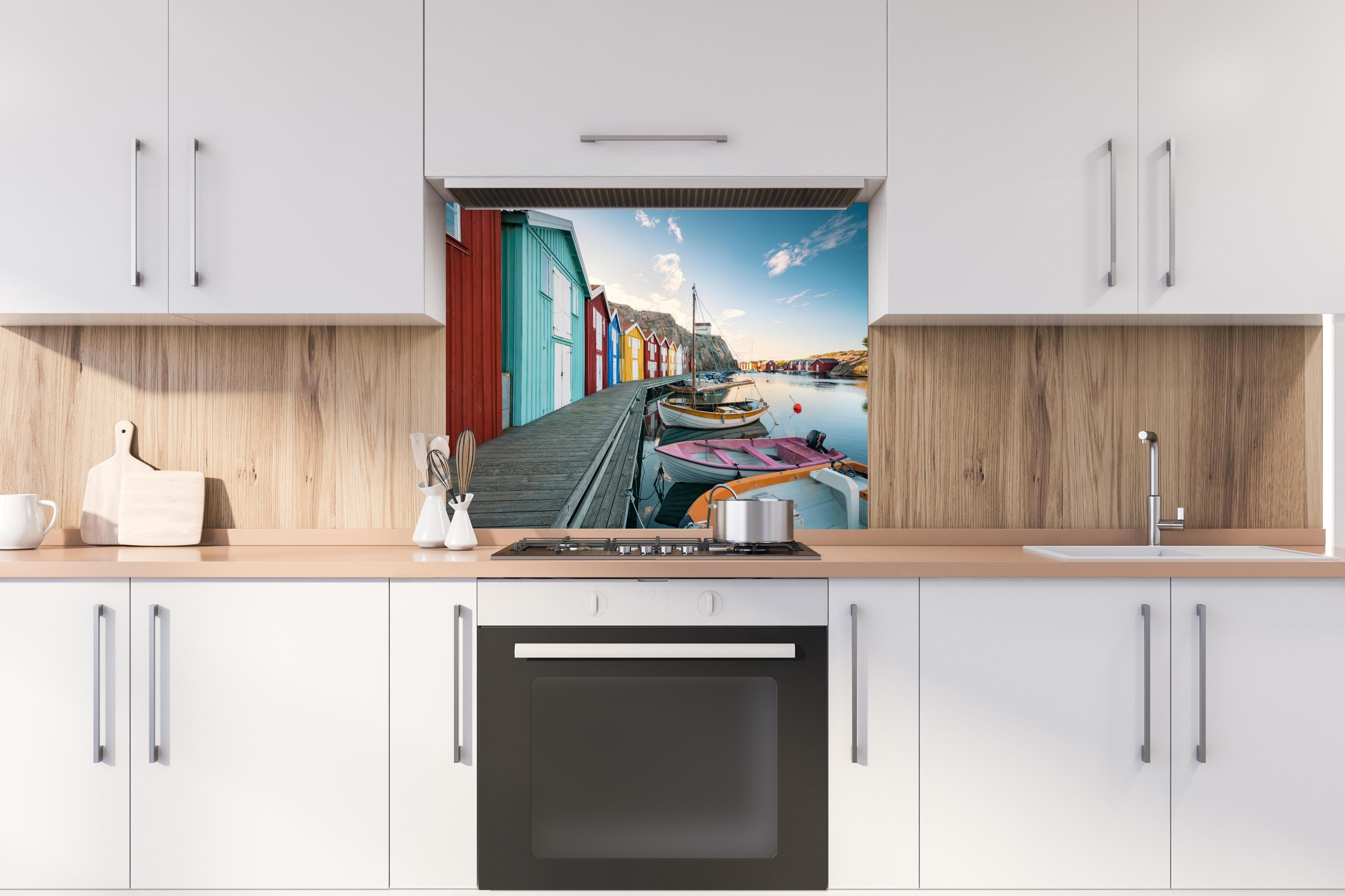 Spritzschutz - Farbenfrohe Hütten Smögen Hafen Sommeridylle hinter einem Cerankochfeld zwischen Holz-Kochutensilien