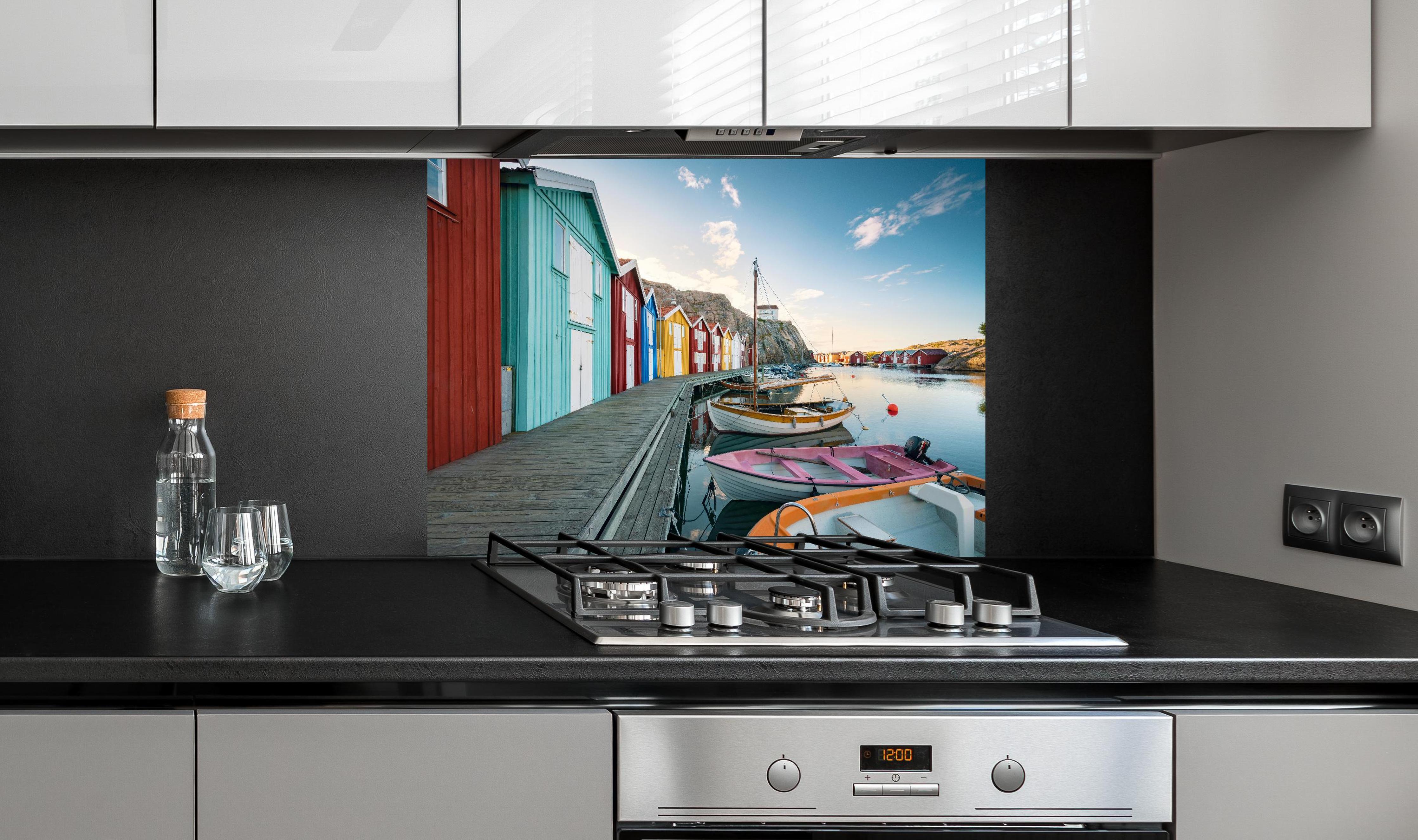 Spritzschutz - Farbenfrohe Hütten Smögen Hafen Sommeridylle hinter einem Cerankochfeld zwischen Holz-Kochutensilien