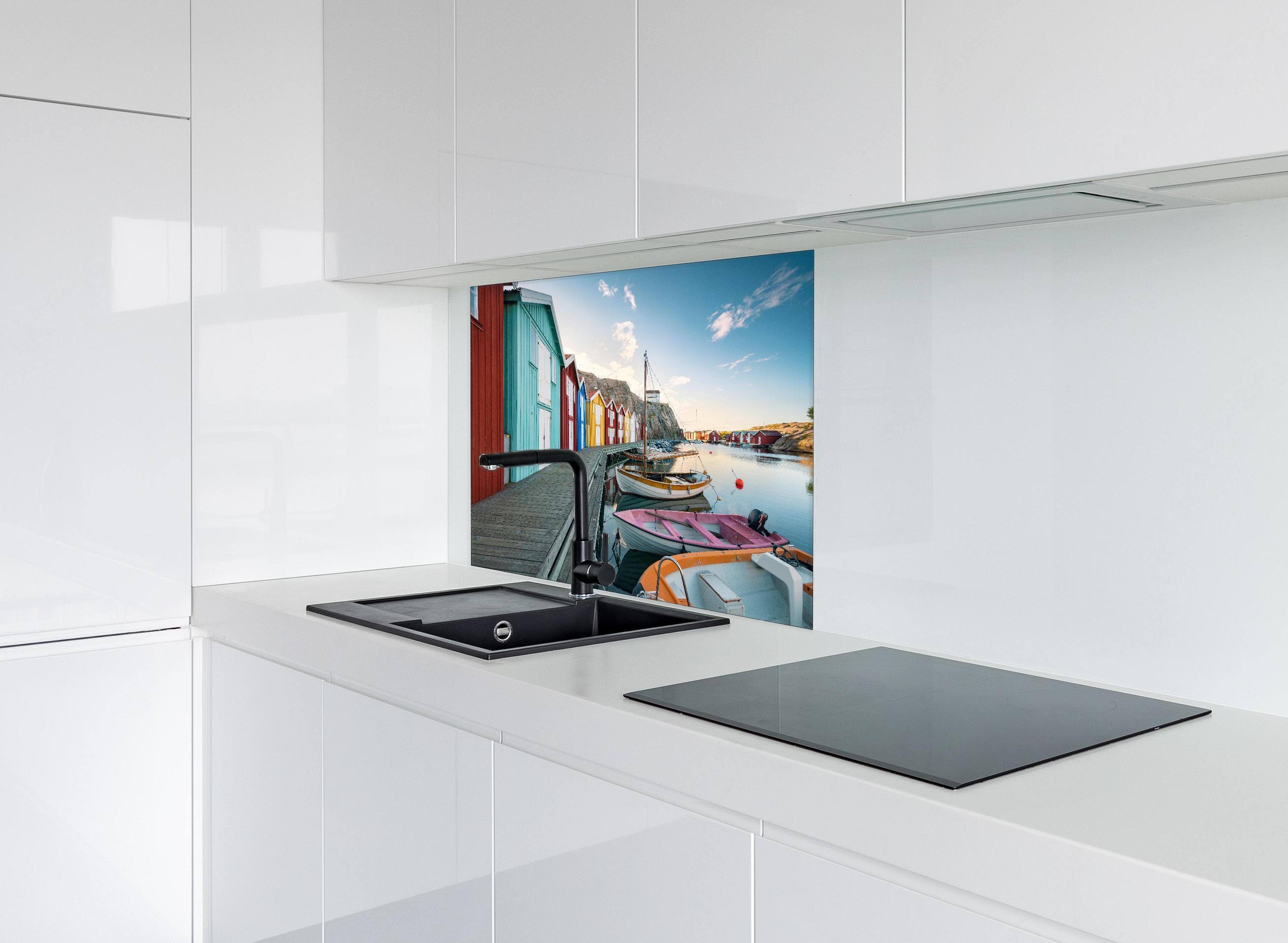 Spritzschutz - Farbenfrohe Hütten Smögen Hafen Sommeridylle hinter einem Cerankochfeld zwischen Holz-Kochutensilien