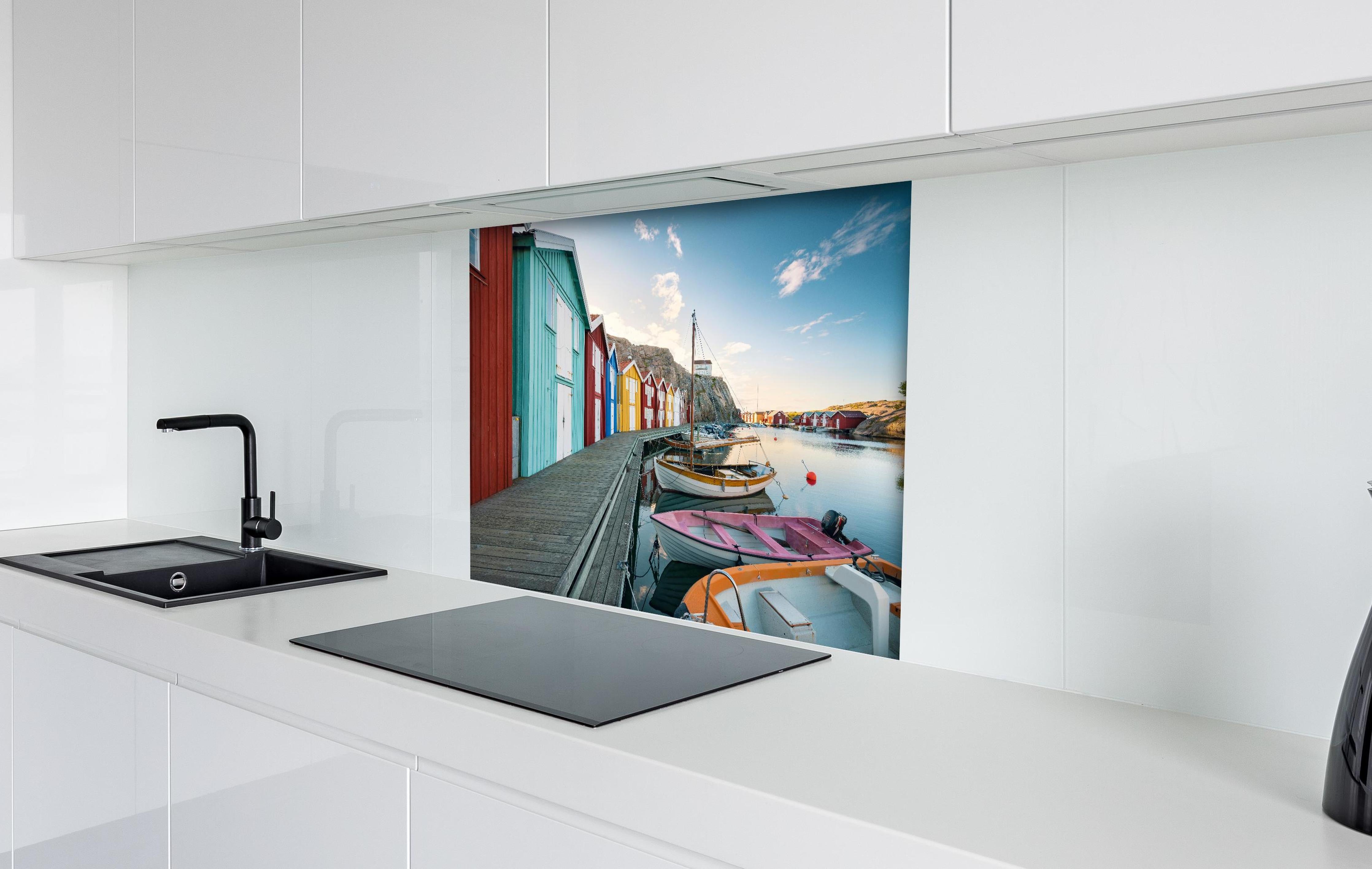 Spritzschutz - Farbenfrohe Hütten Smögen Hafen Sommeridylle hinter einem Cerankochfeld zwischen Holz-Kochutensilien
