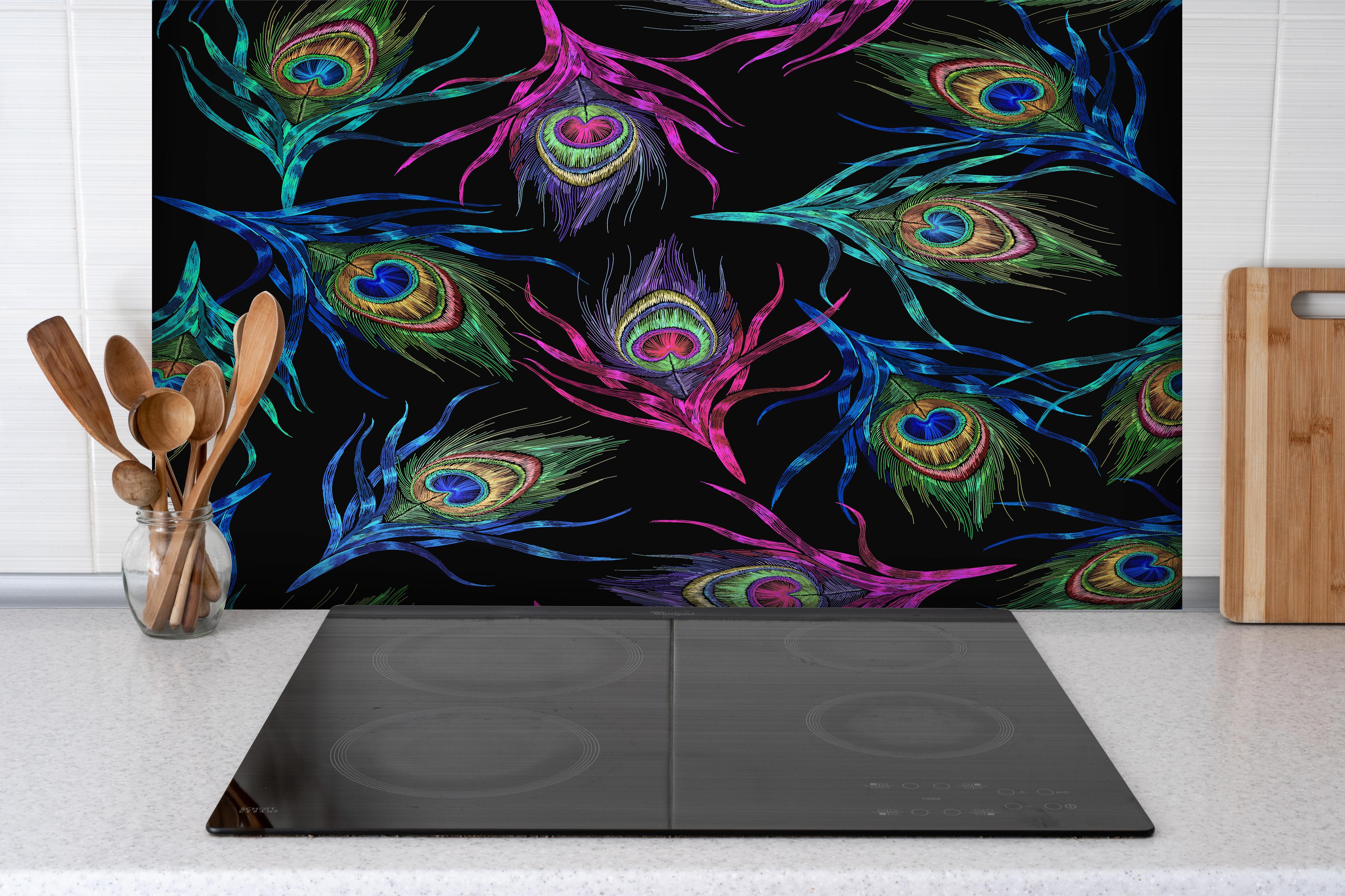 Spritzschutz - Farbenfrohe Pfauenfedern Nahtloses Muster hinter einem Cerankochfeld zwischen Holz-Kochutensilien