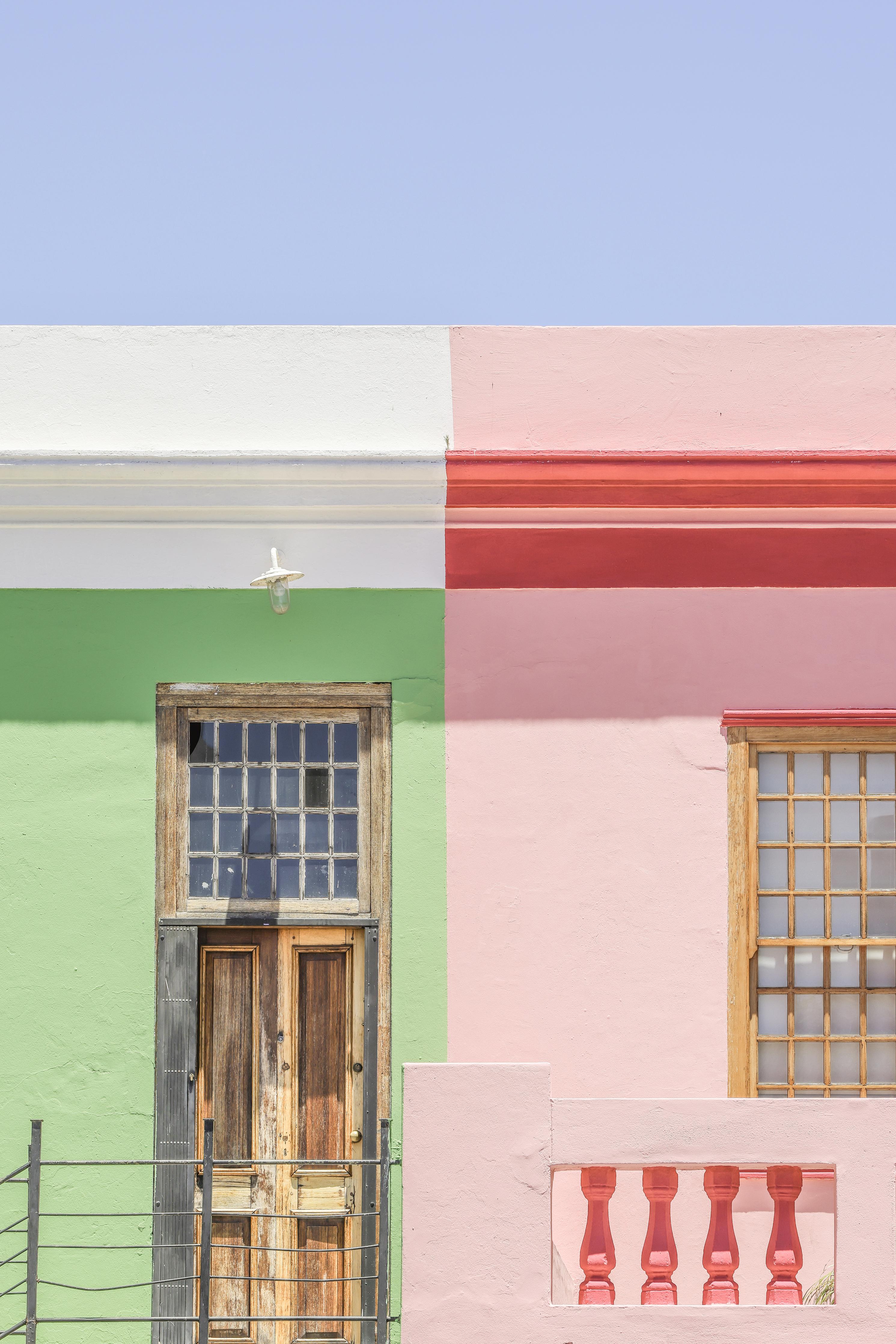 Spritzschutz-Farbenfrohe Stadthaus Fassaden im Sonnenlicht