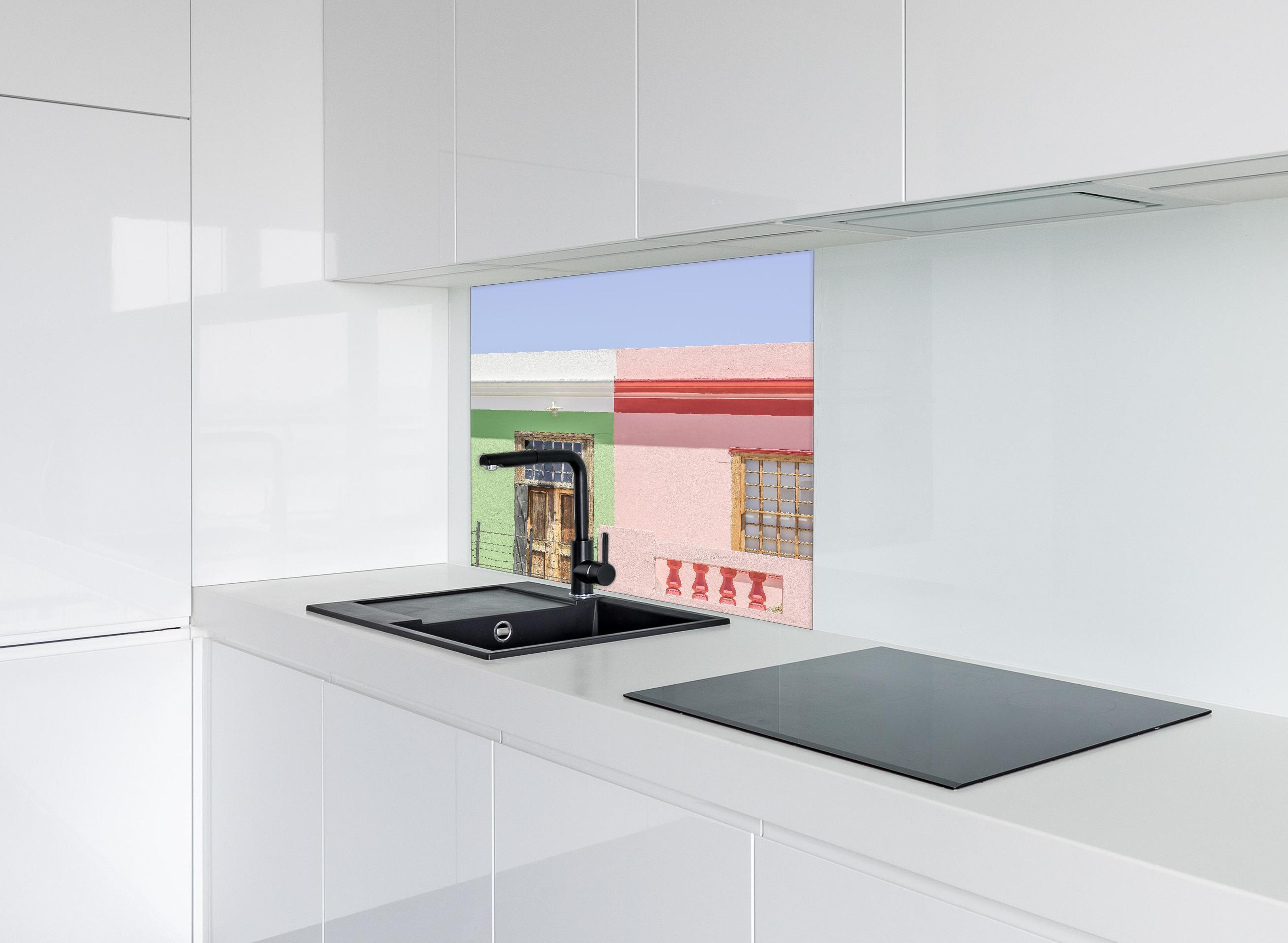 Spritzschutz - Farbenfrohe Stadthaus Fassaden im Sonnenlicht hinter einem Cerankochfeld zwischen Holz-Kochutensilien