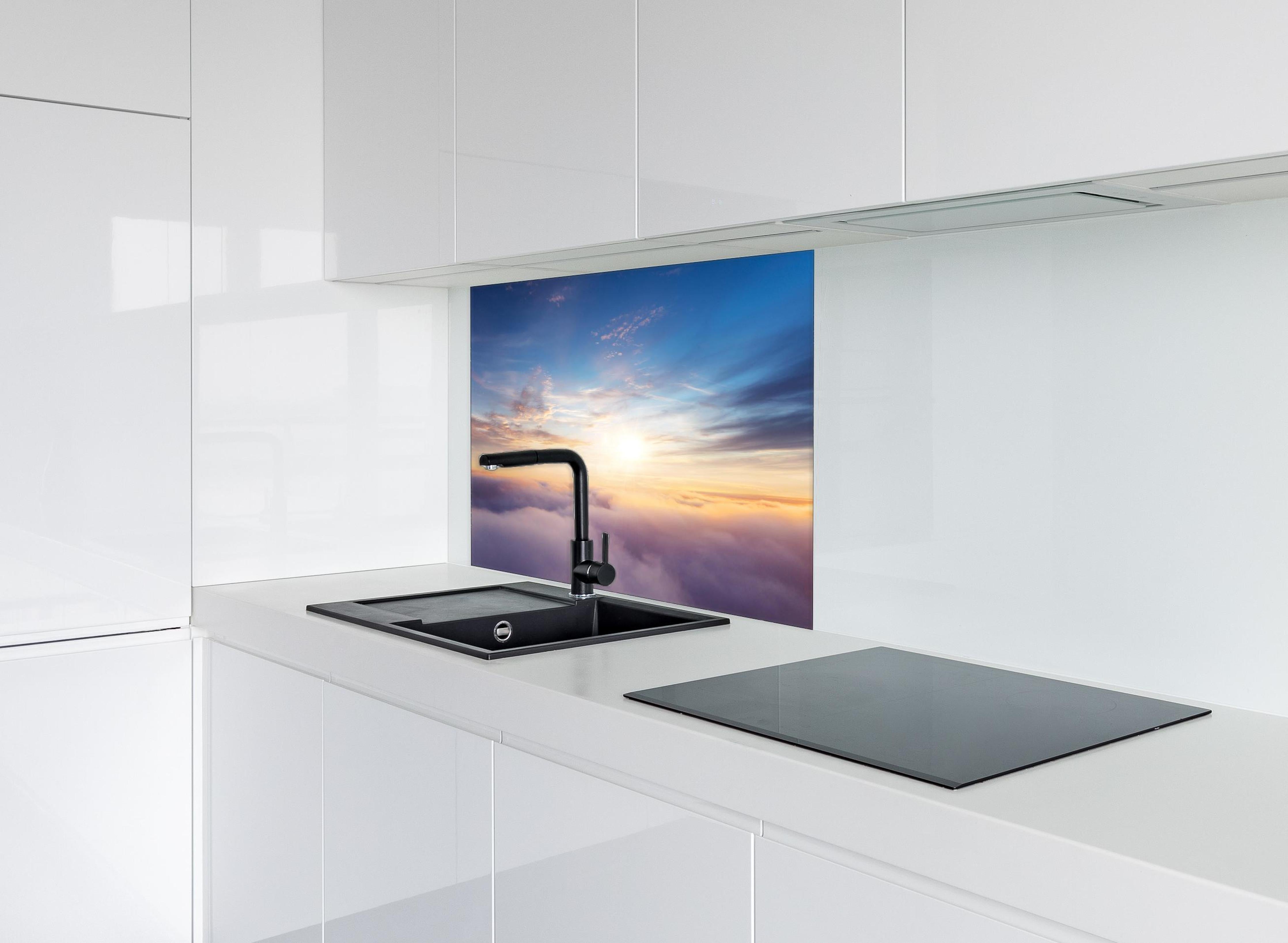 Spritzschutz - Farbenfrohe Wolken bei Sonnenaufgang hinter einem Cerankochfeld zwischen Holz-Kochutensilien