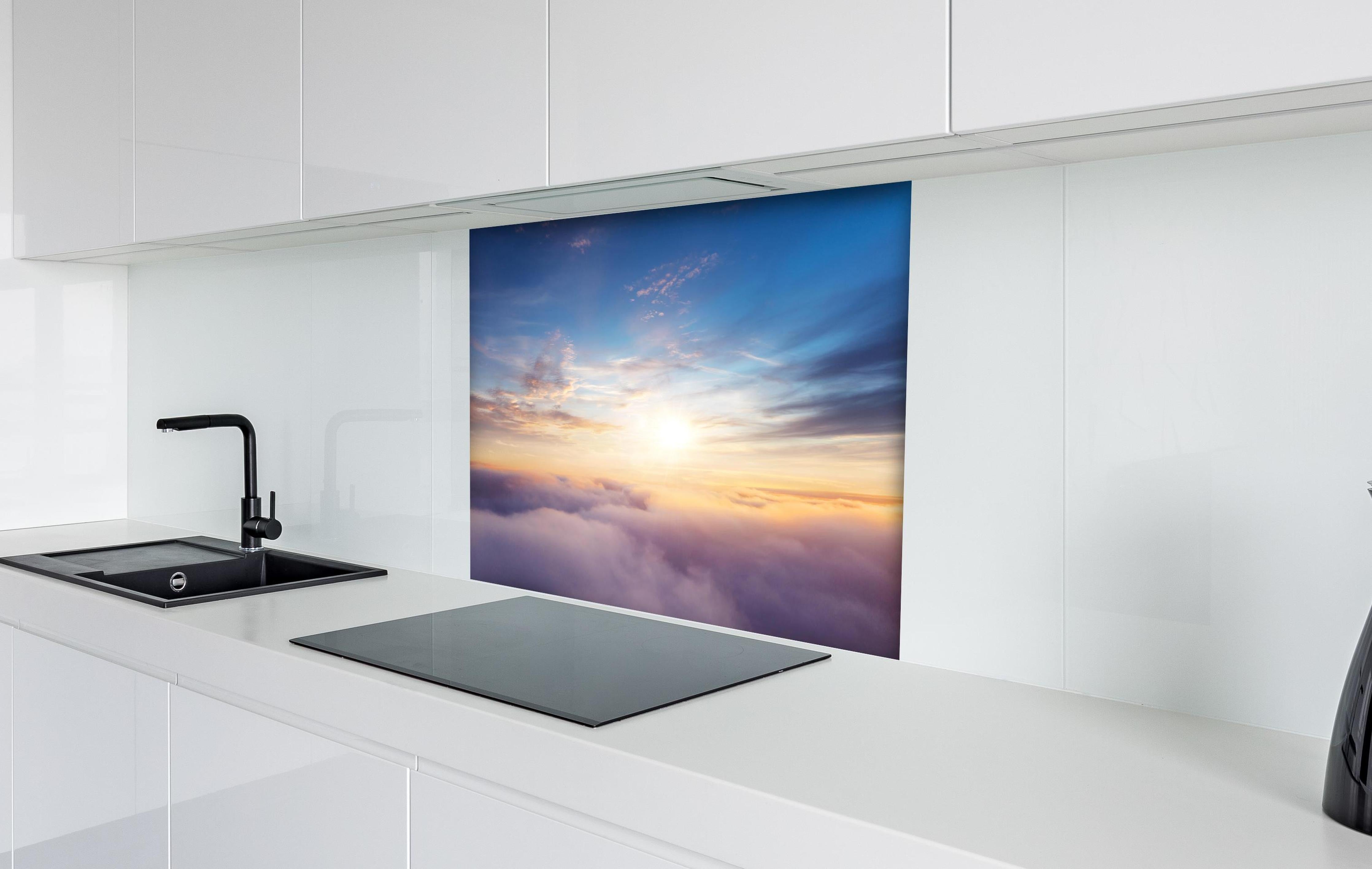 Spritzschutz - Farbenfrohe Wolken bei Sonnenaufgang hinter einem Cerankochfeld zwischen Holz-Kochutensilien